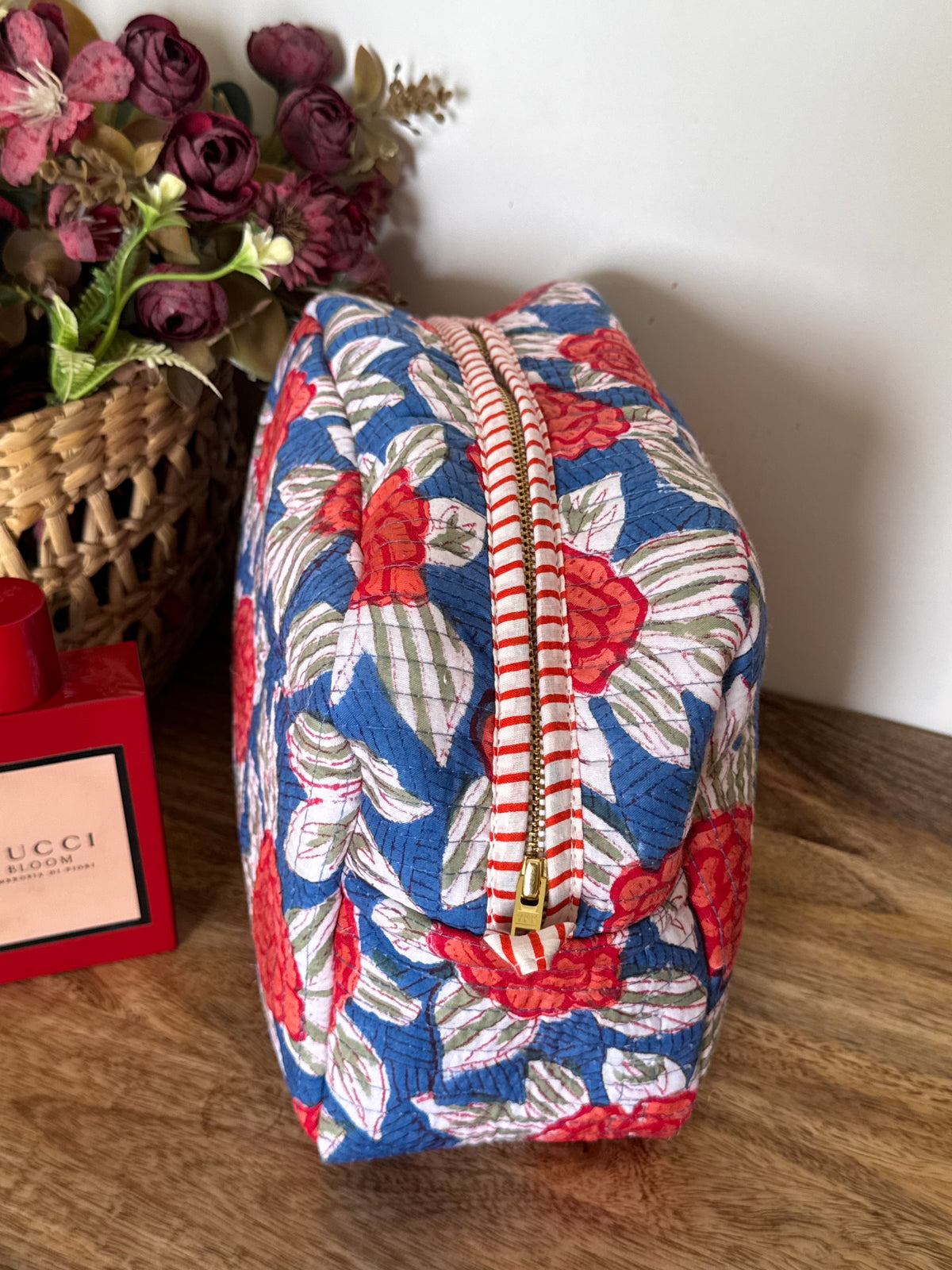 TOILETRY BAG WITH METAL ZIP