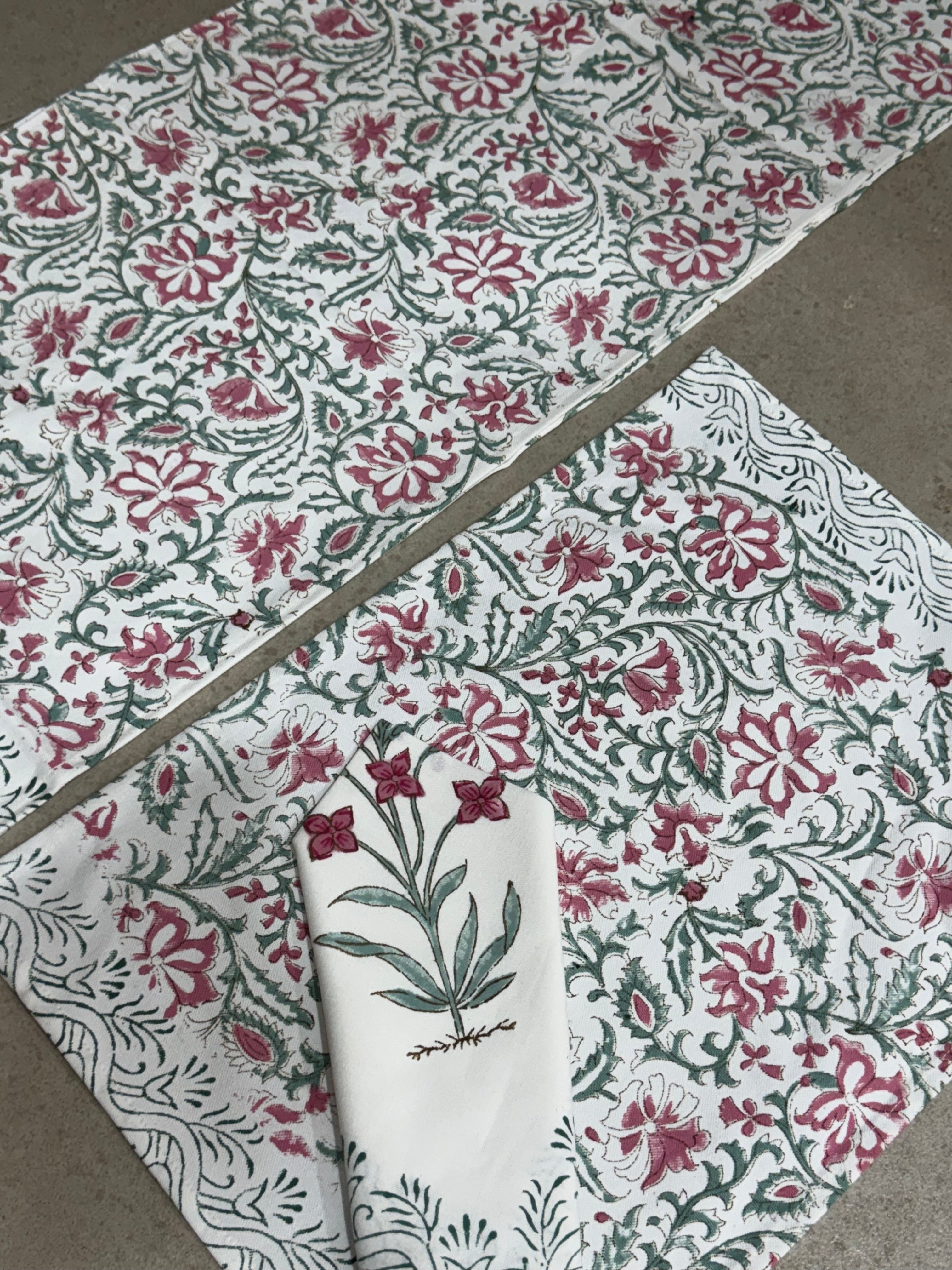 SIX SEATER TABLE RUNNER , SIX MATS AND SIX NAPKIN SET