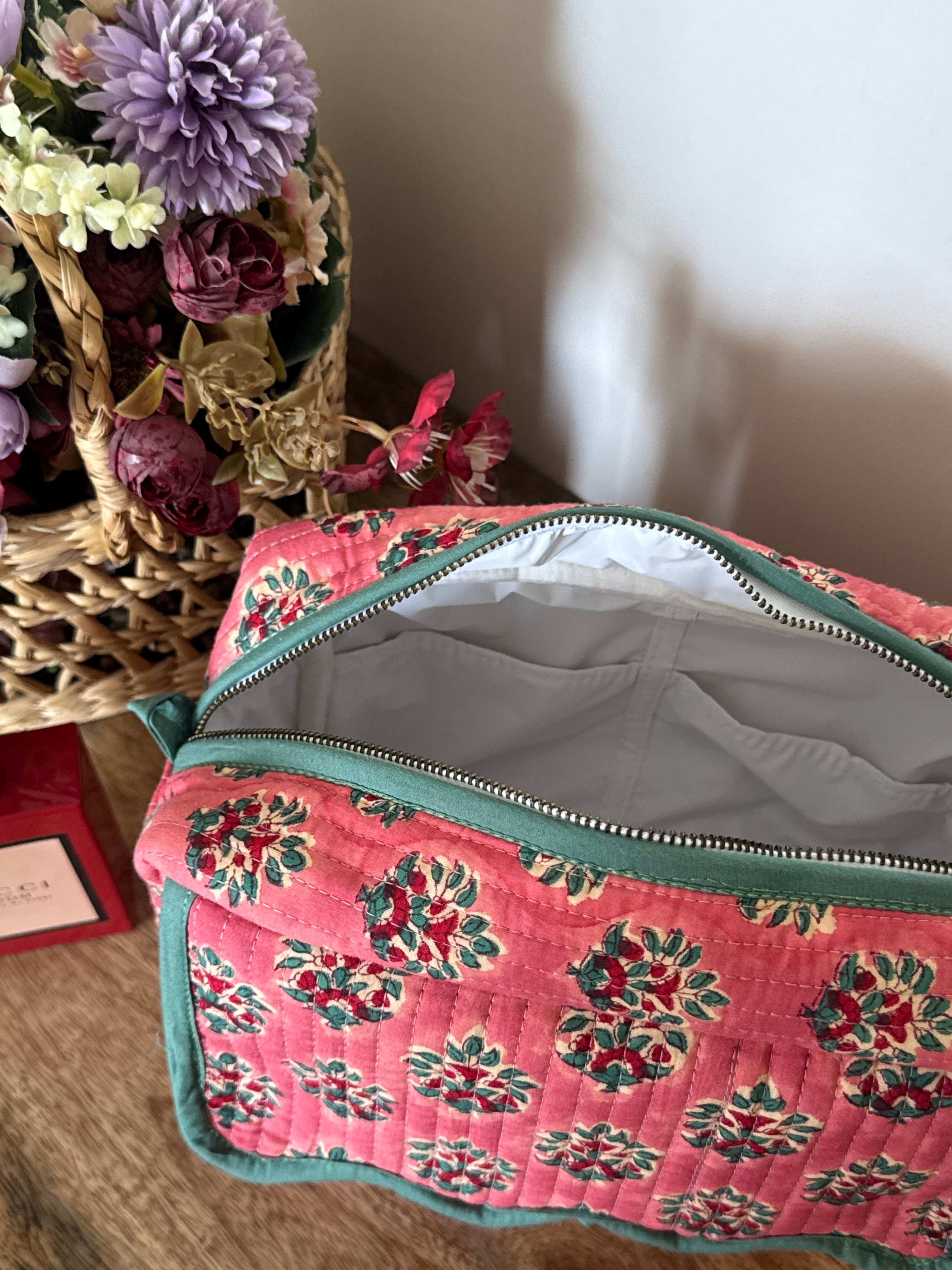 SCALLOP TOILETRY BAG