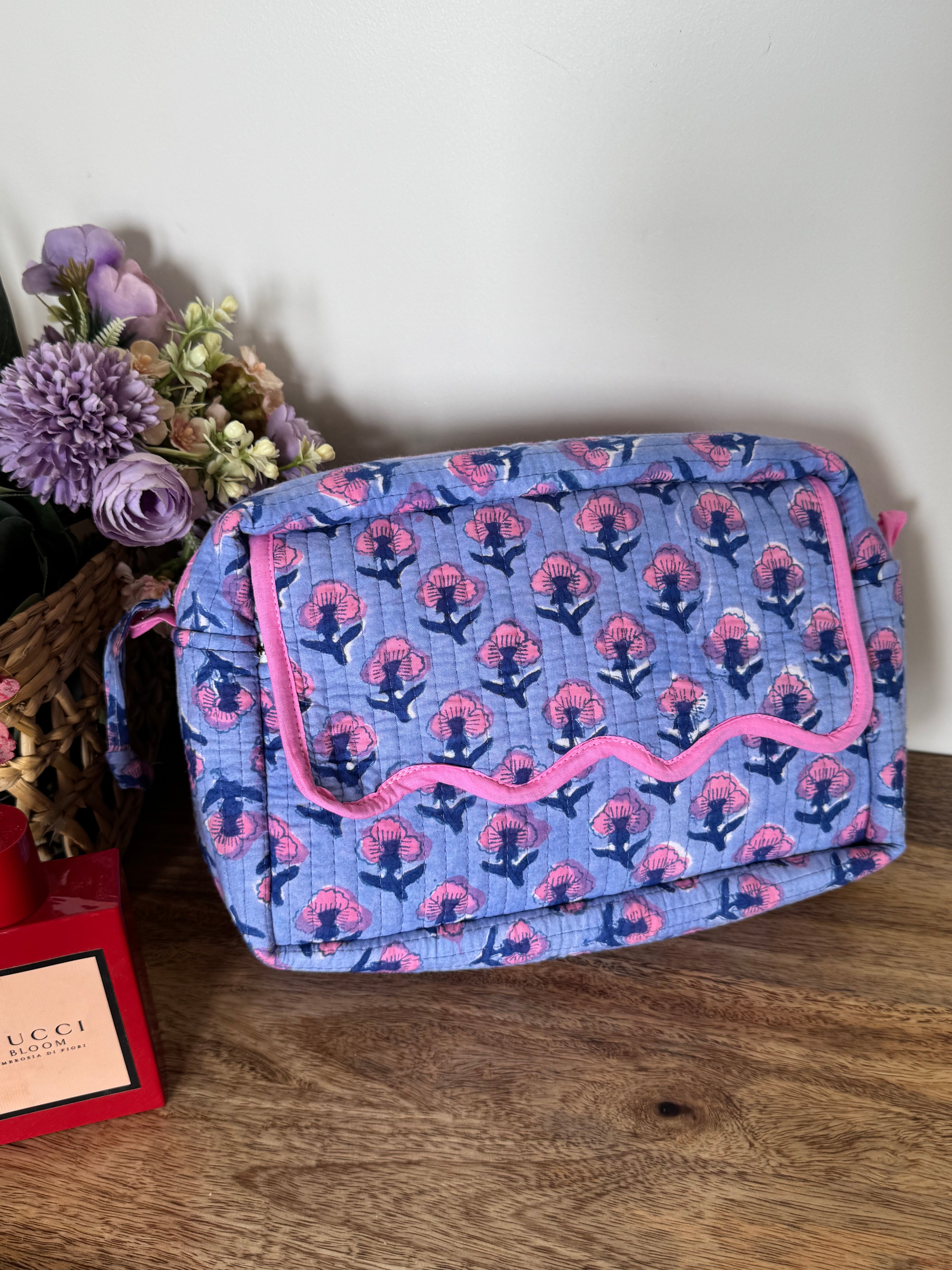 SCALLOP TOILETRY BAG
