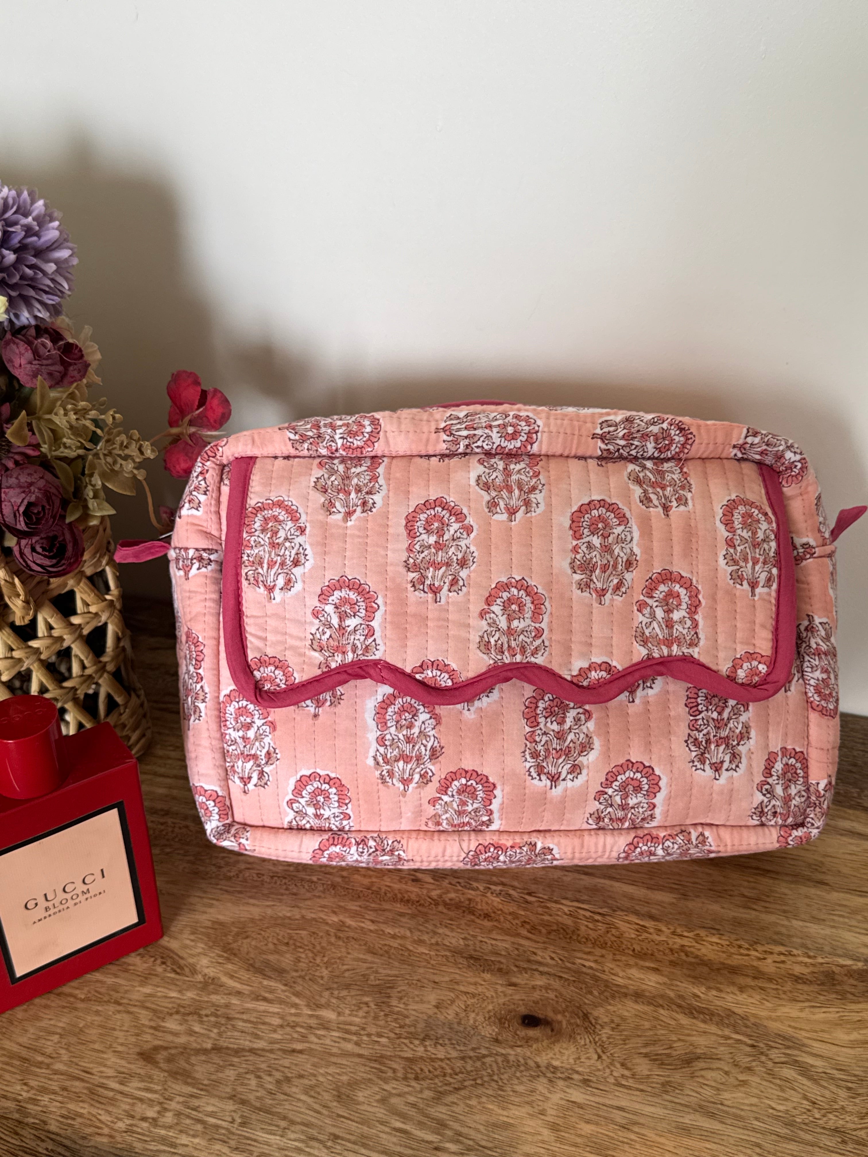 SCALLOP TOILETRY BAG