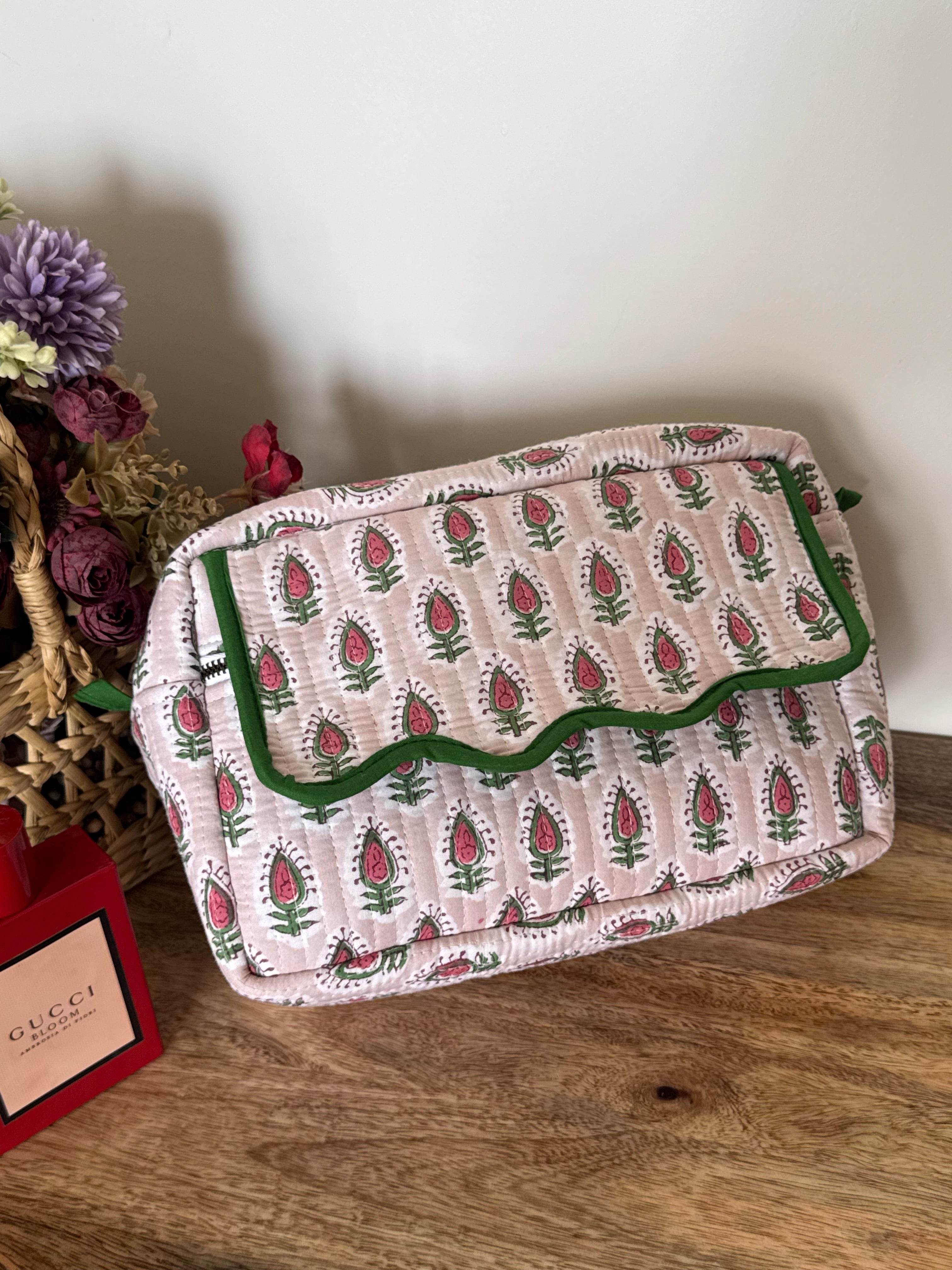 SCALLOP TOILETRY BAG
