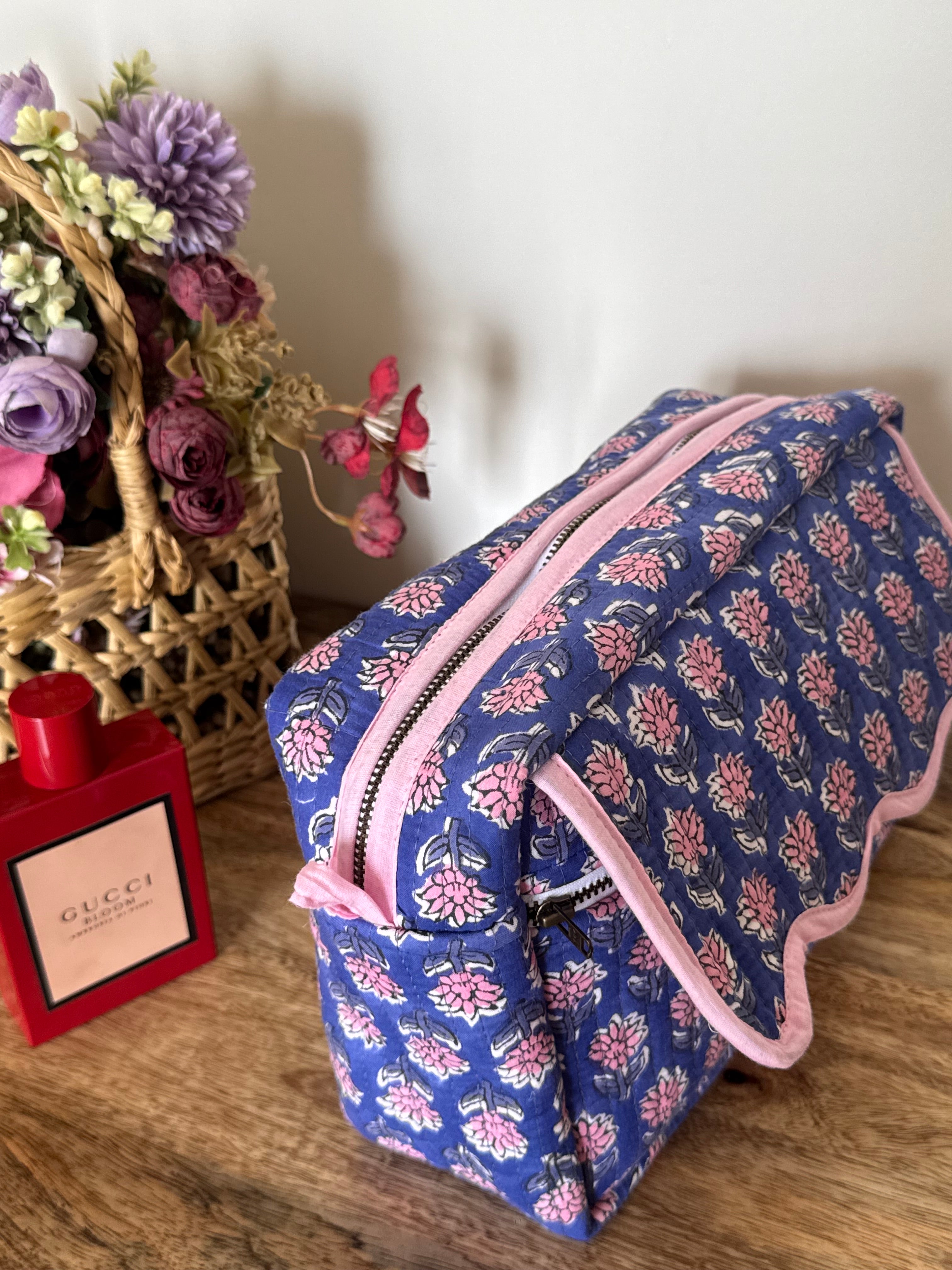 SCALLOP TOILETRY BAG