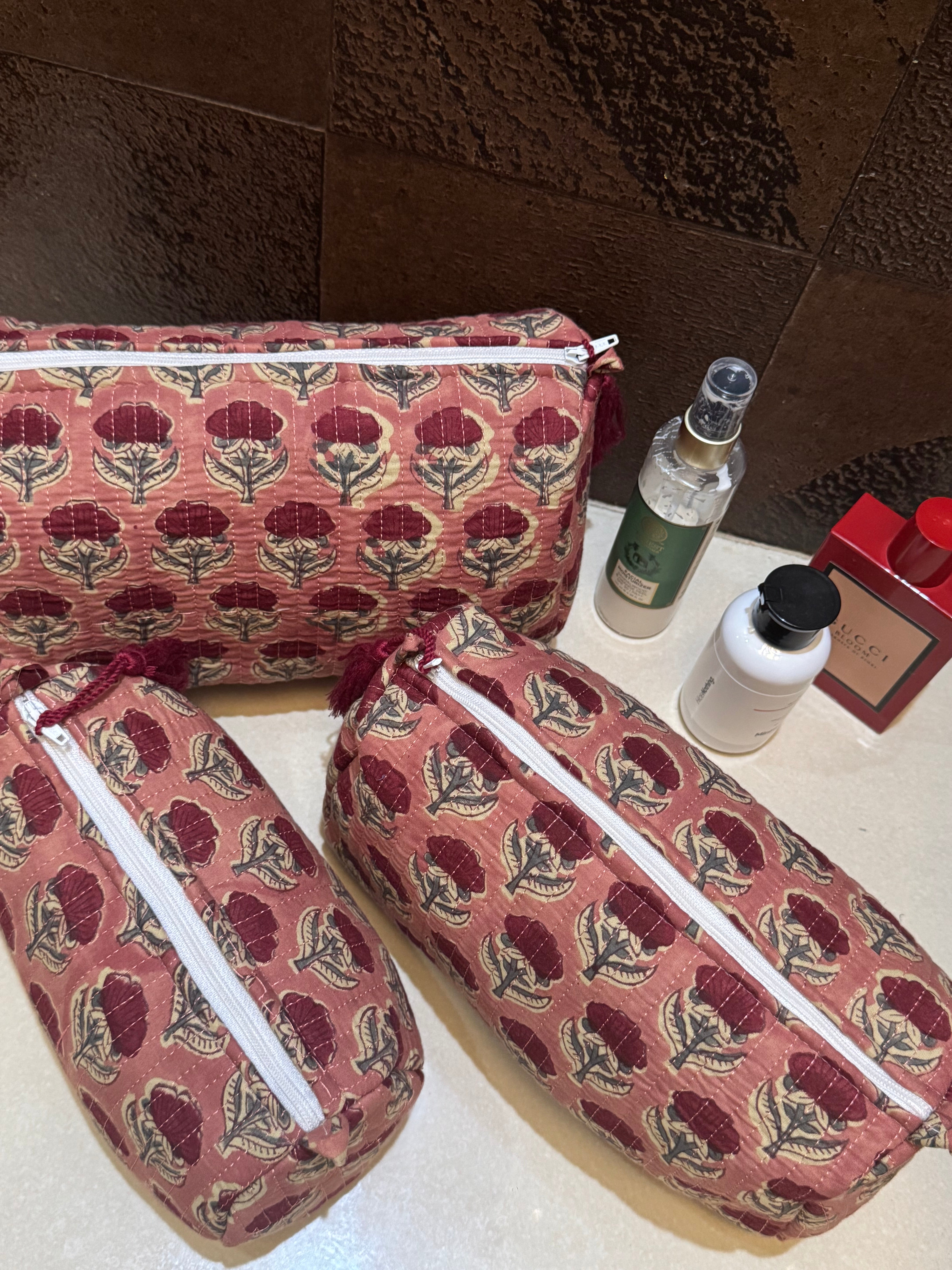 SET OF THREE MULTI PURPOSE TOILETRY BAGS