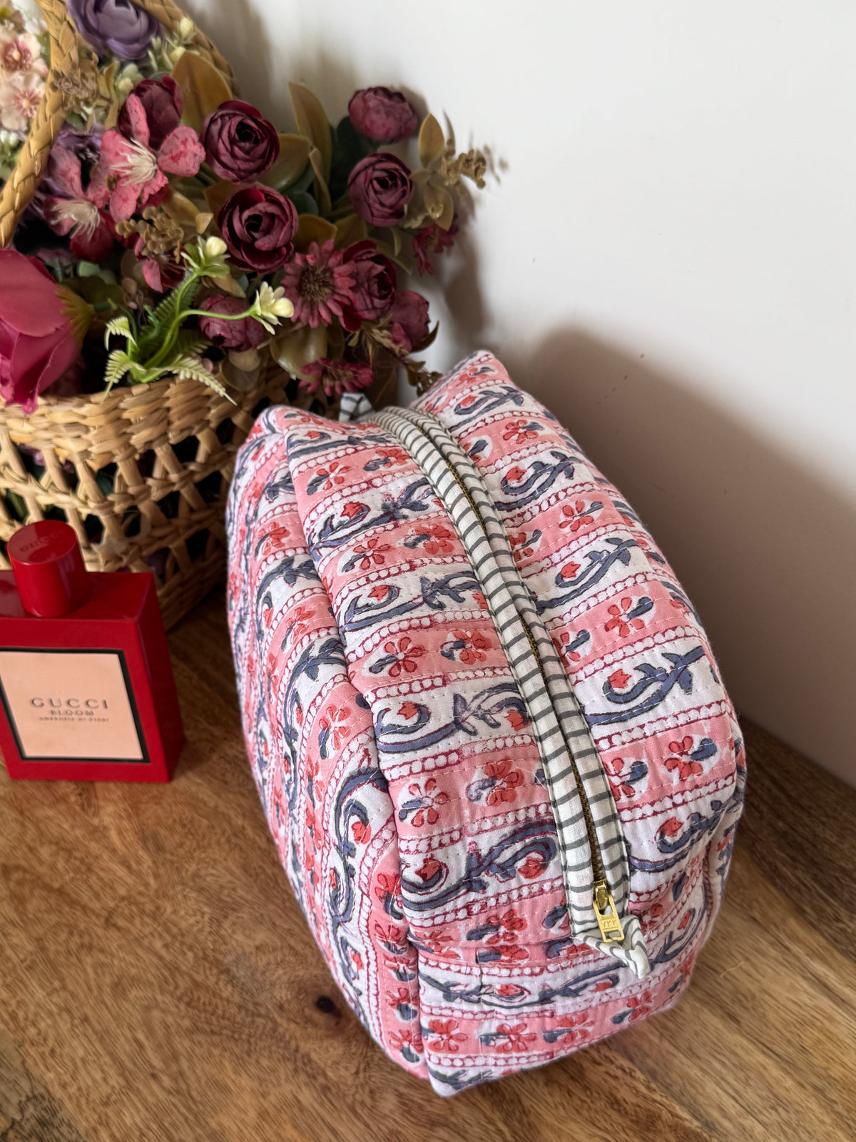 TOILETRY BAG WITH METAL ZIP