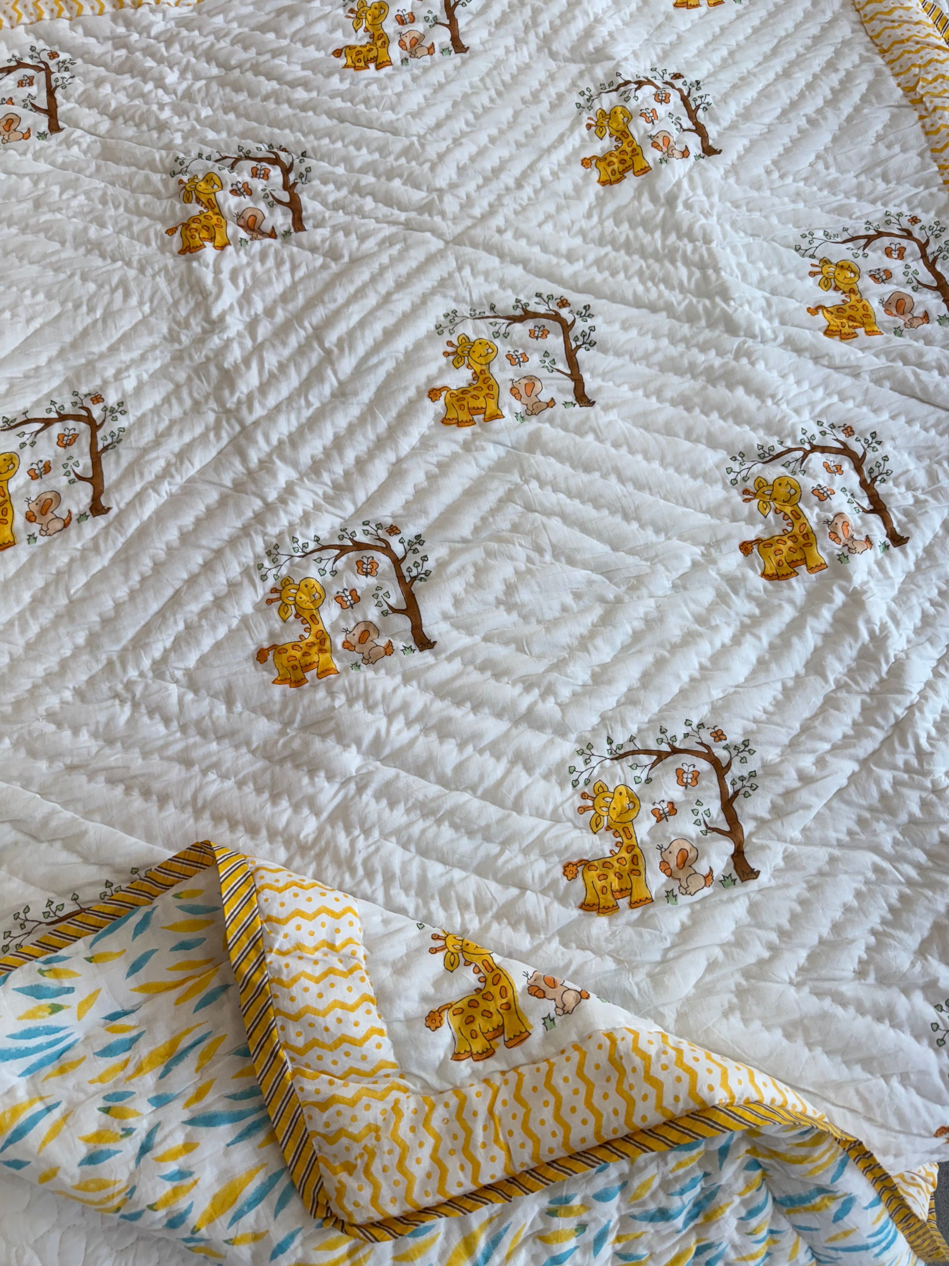 GIRAFFE HANDBLOCK PRINTED REVERSIBLE MULMUL BABY QUILT (1 Year to 5 Years)