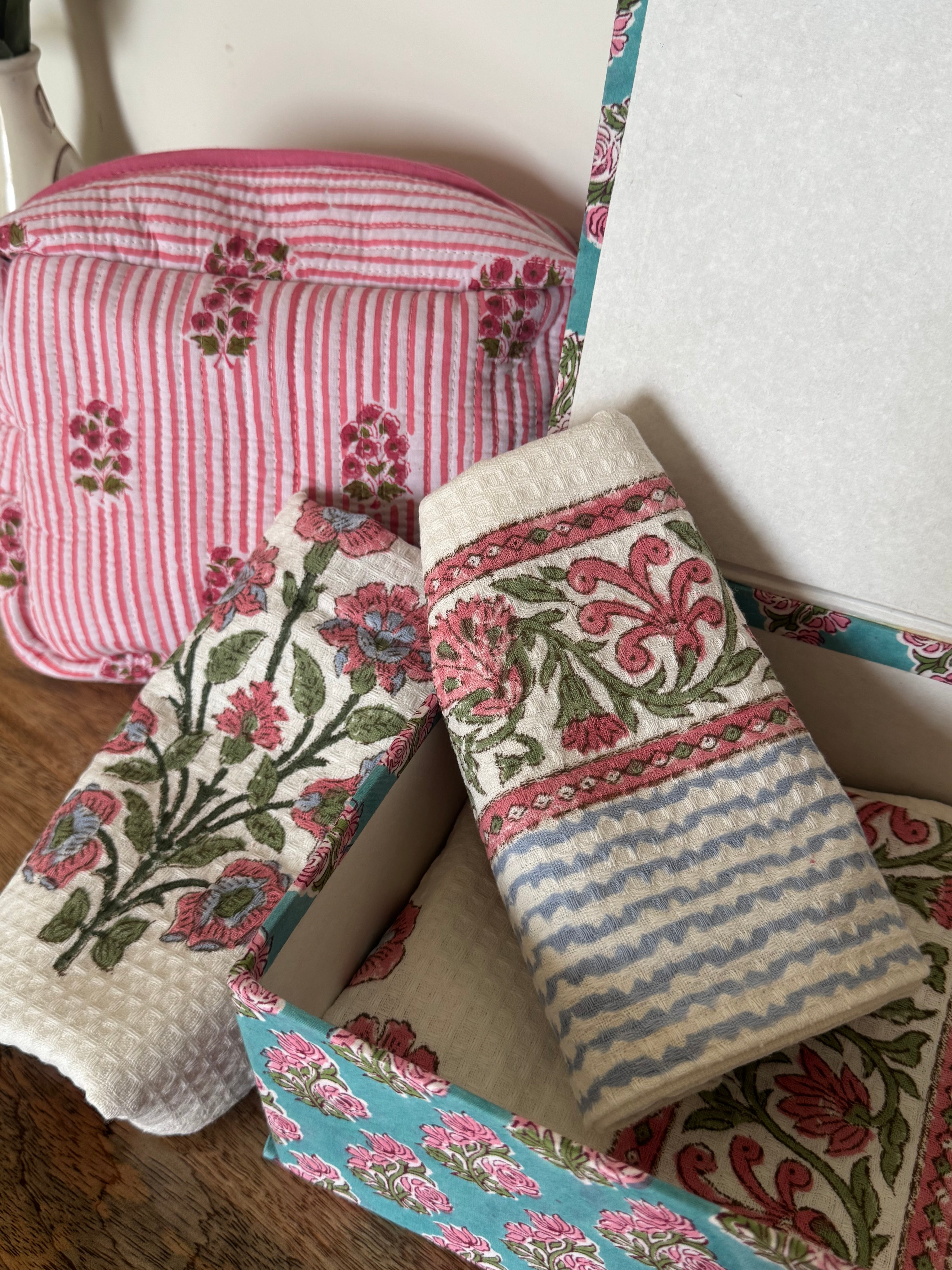 HANDBLOCK PRINTED GIFT BOX - BATH LINEN & TRAVEL POUCH