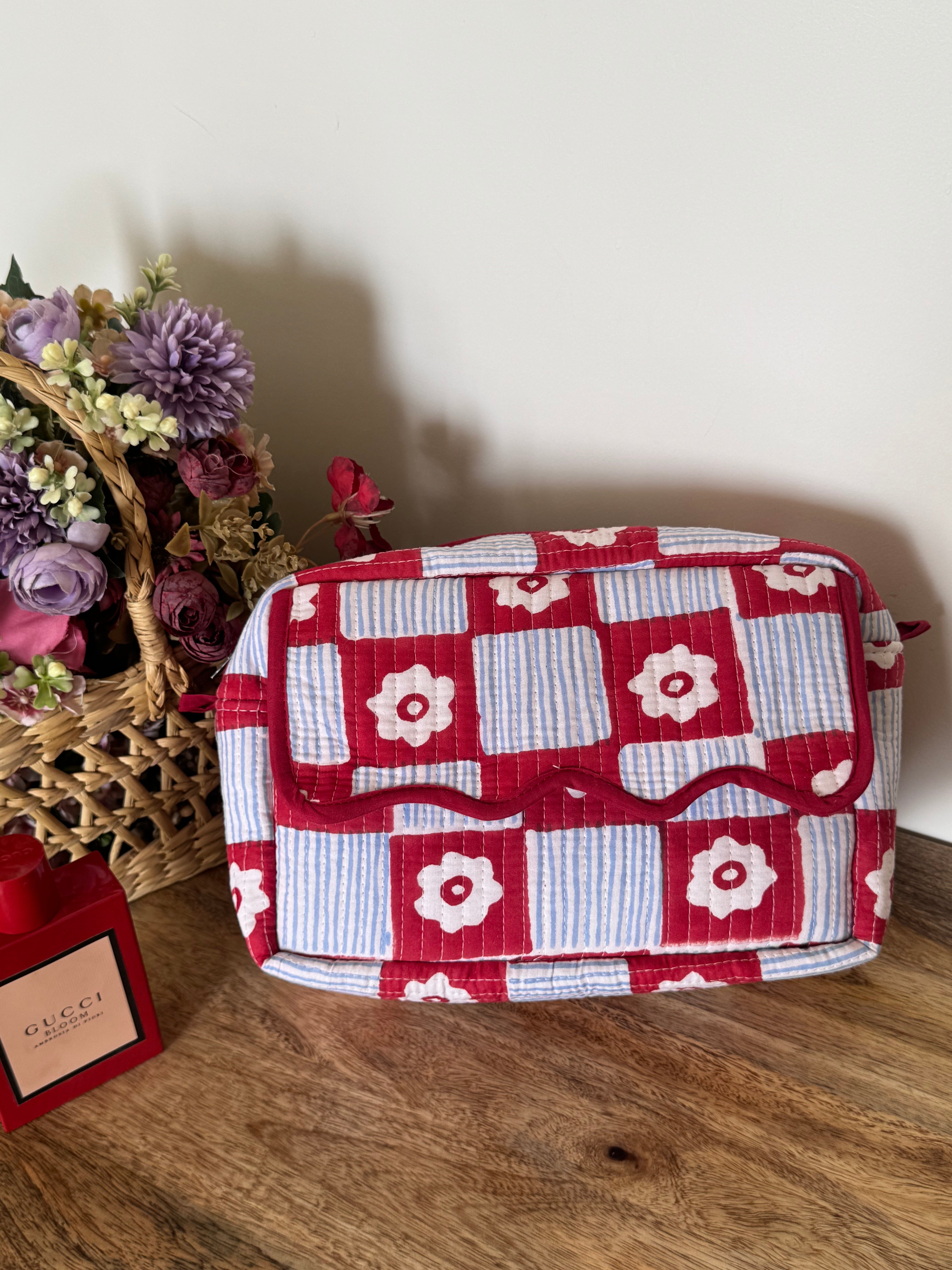 SCALLOP TOILETRY BAG