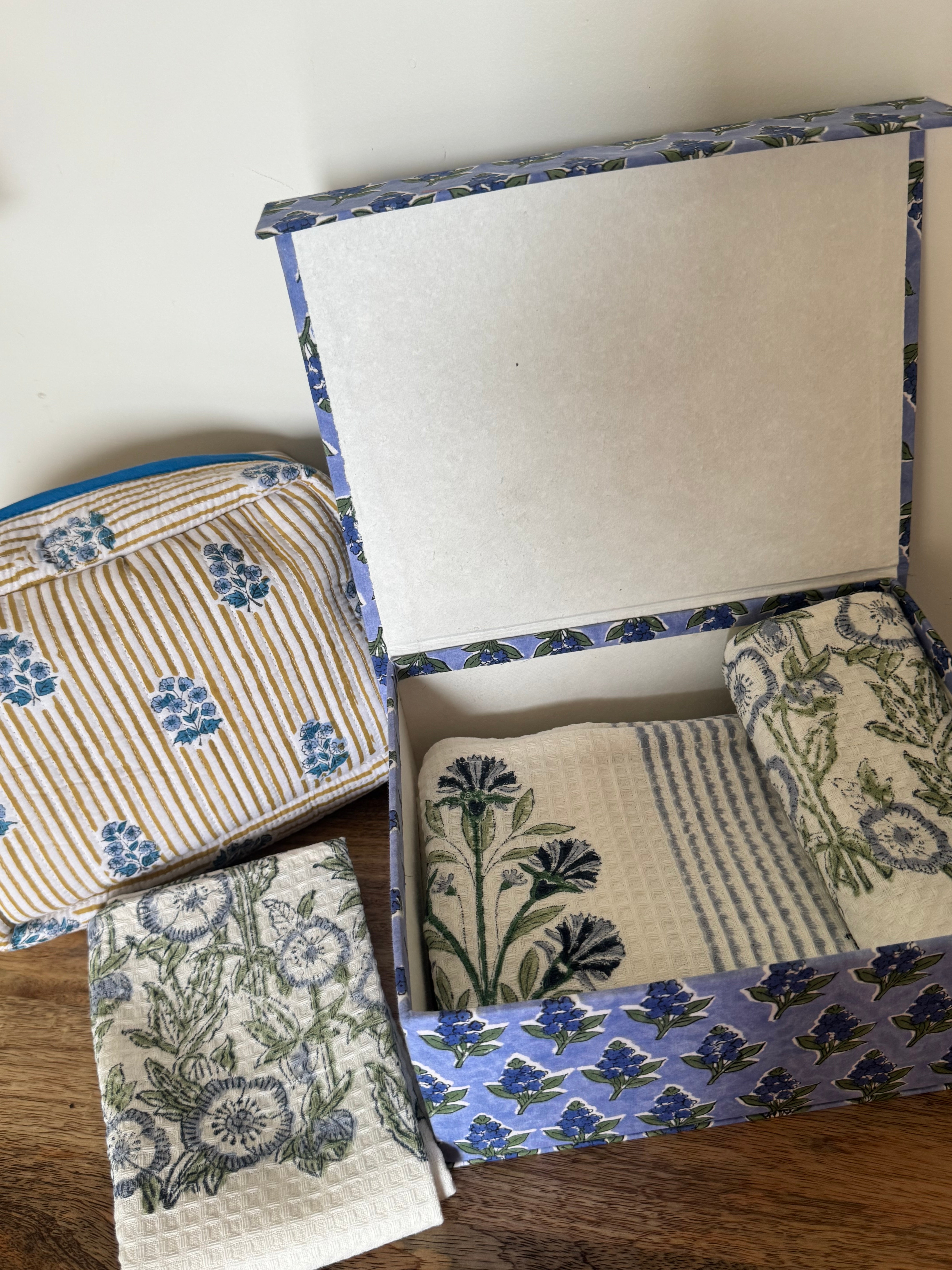 HANDBLOCK PRINTED GIFT BOX - BATH LINEN & TRAVEL POUCH