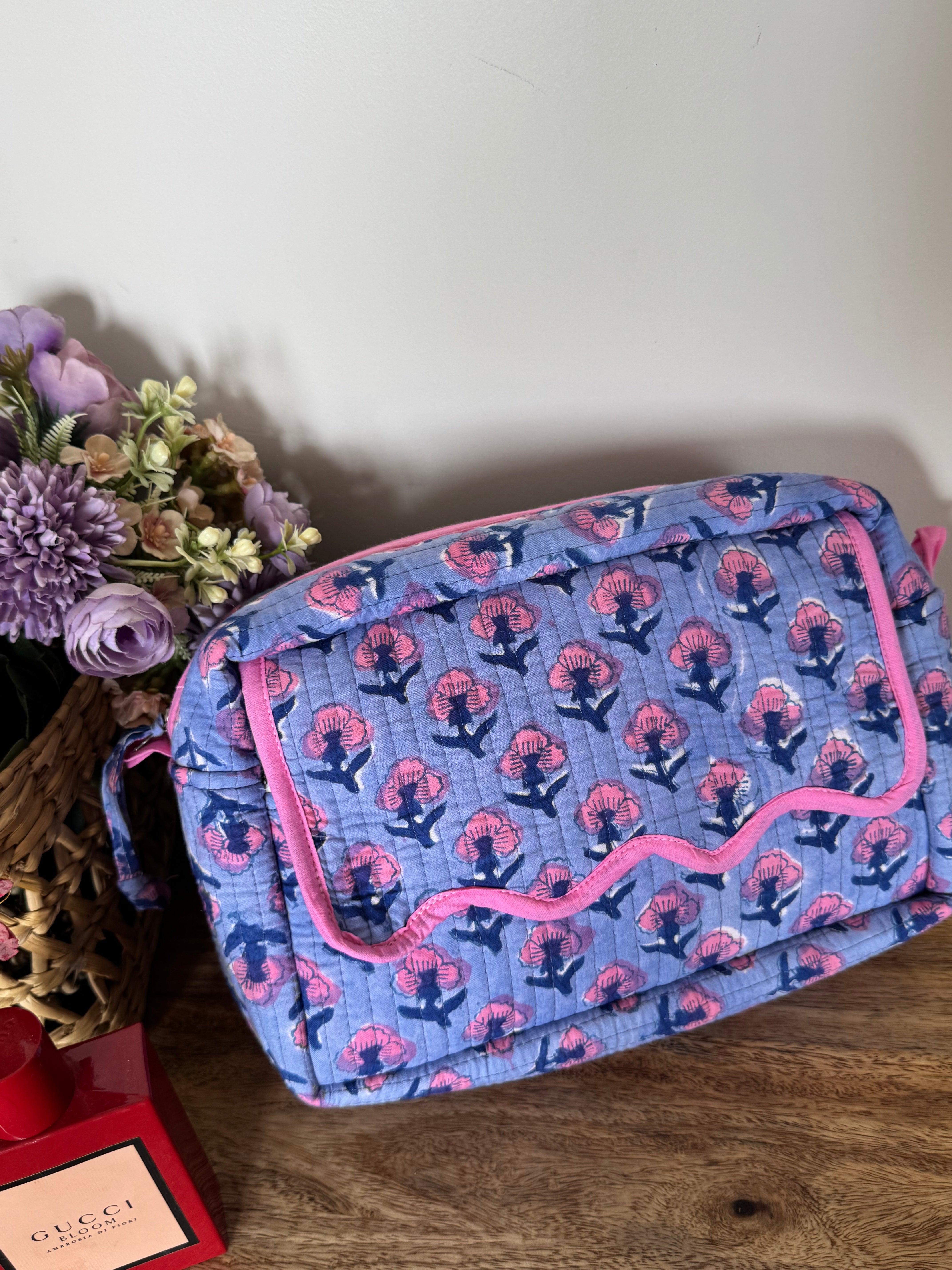 SCALLOP TOILETRY BAG