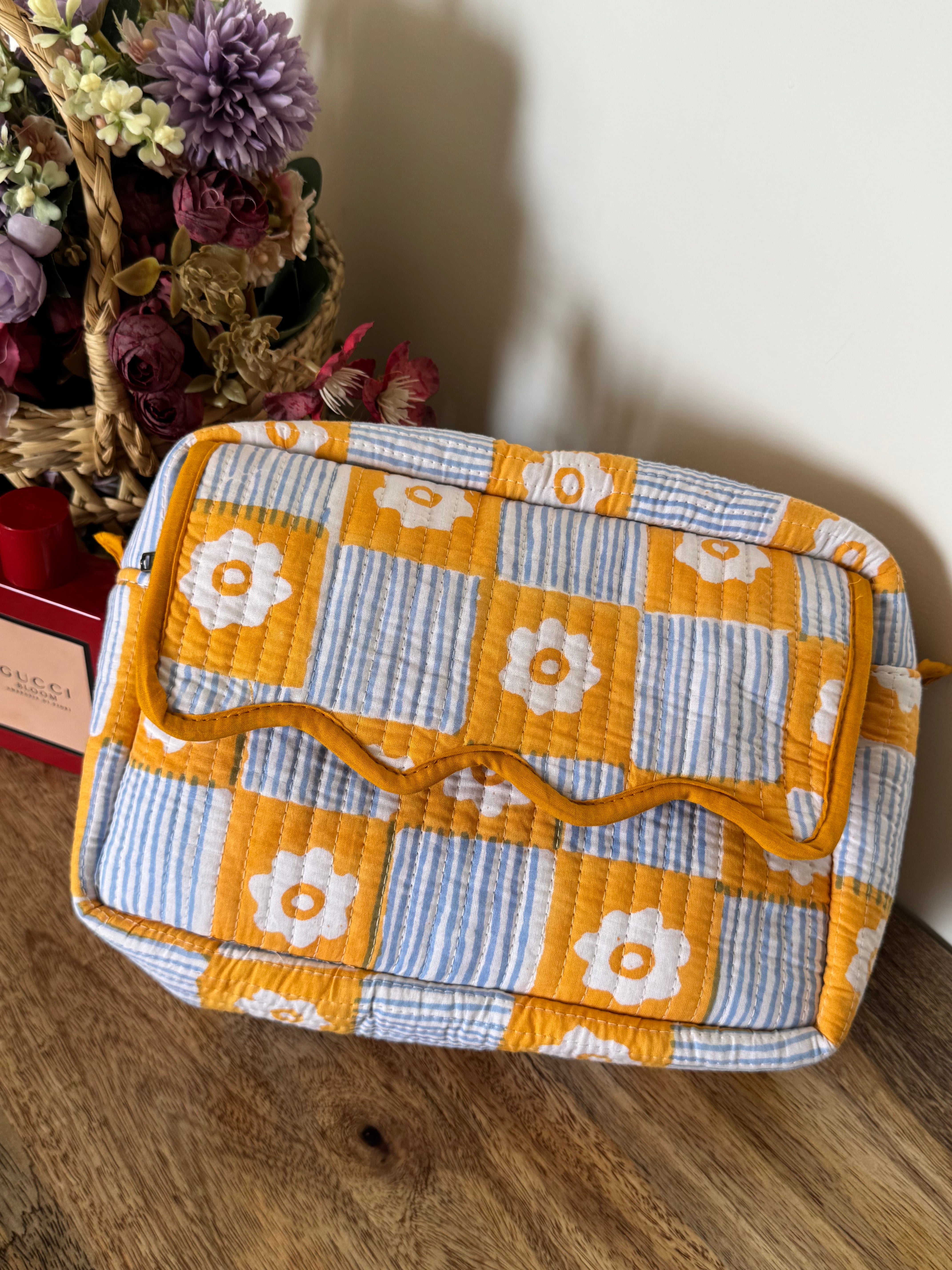 SCALLOP TOILETRY BAG