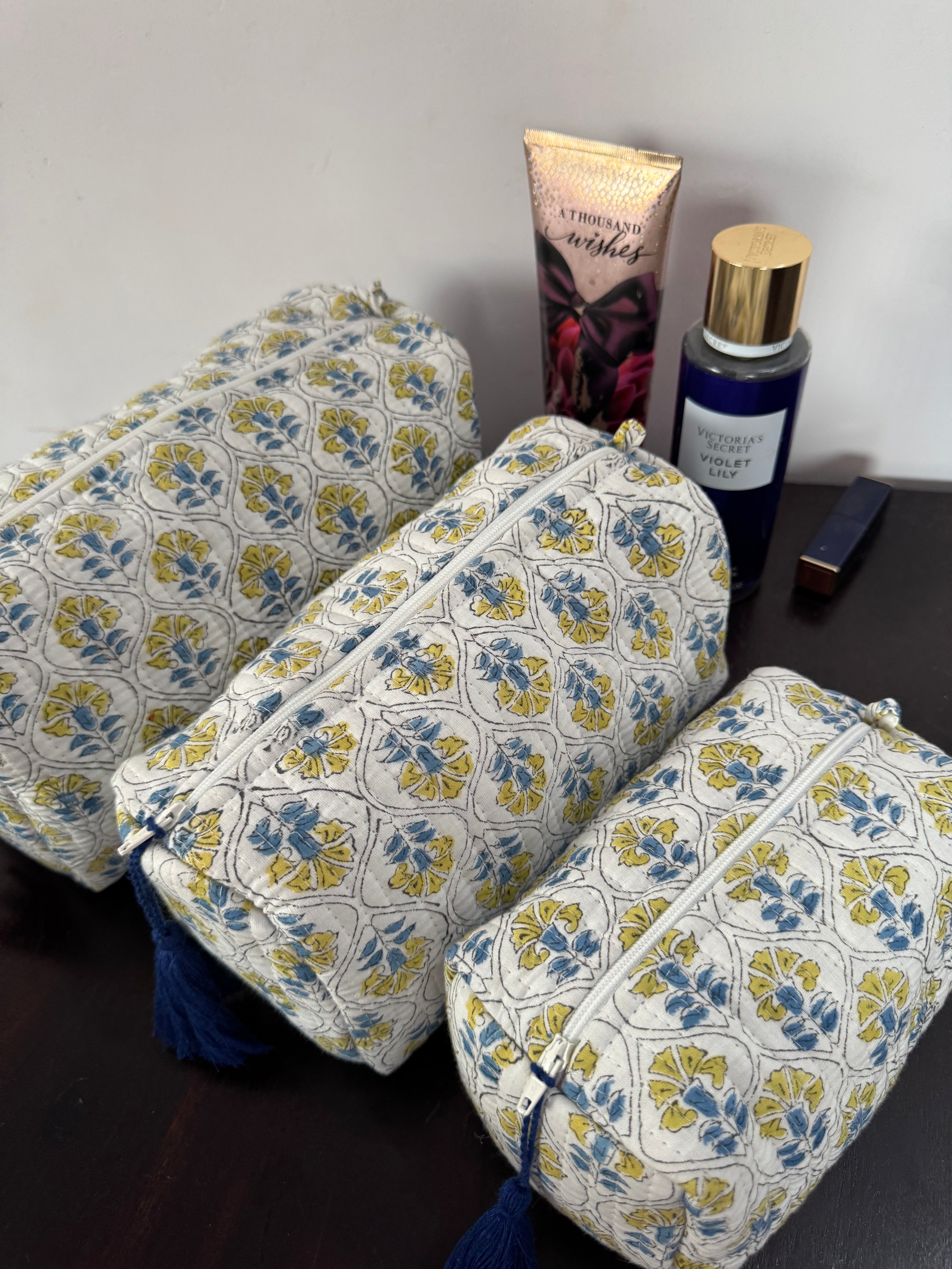 SET OF THREE MULTI PURPOSE TOILETRY BAGS