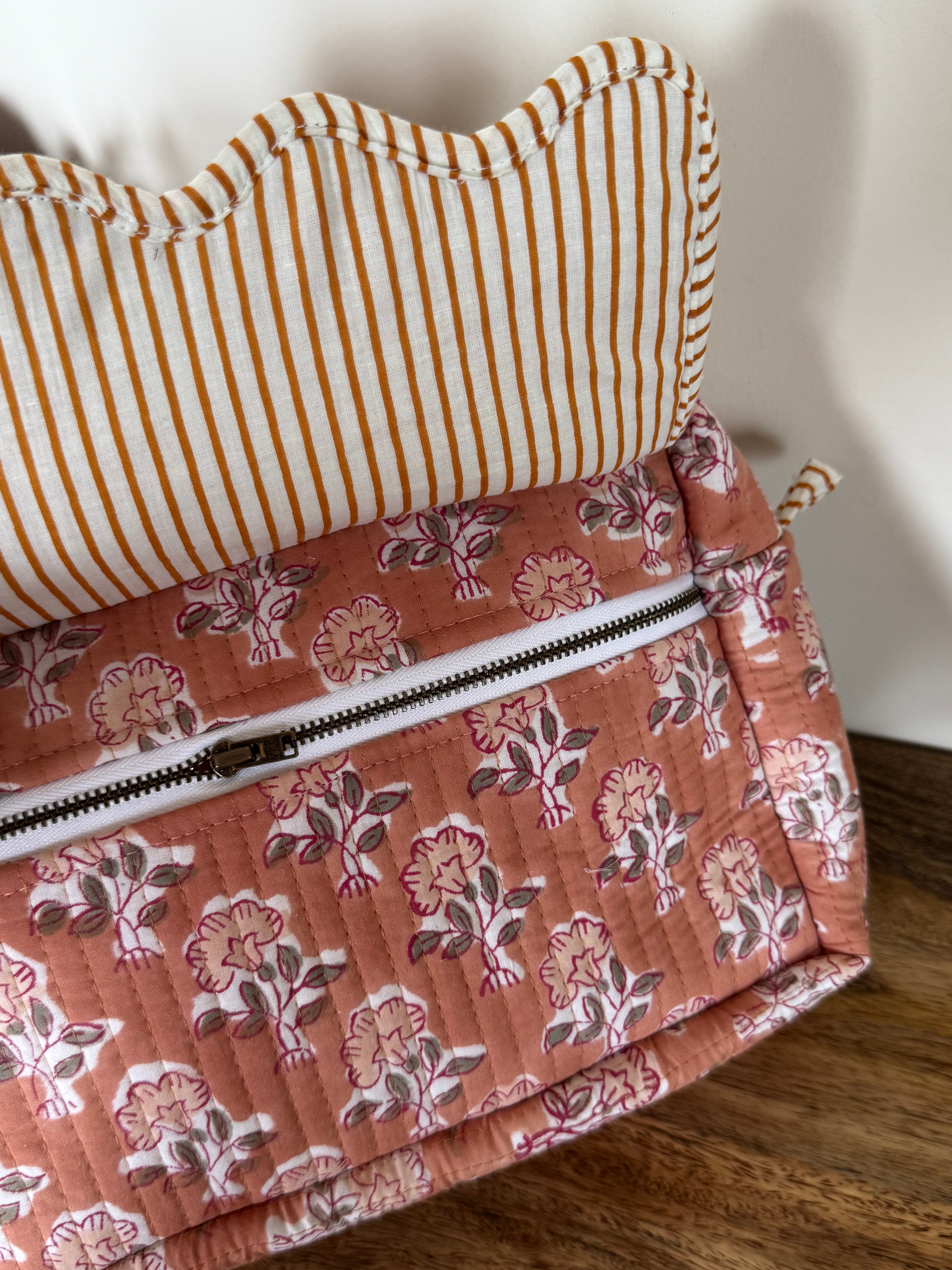 SCALLOP TOILETRY BAG