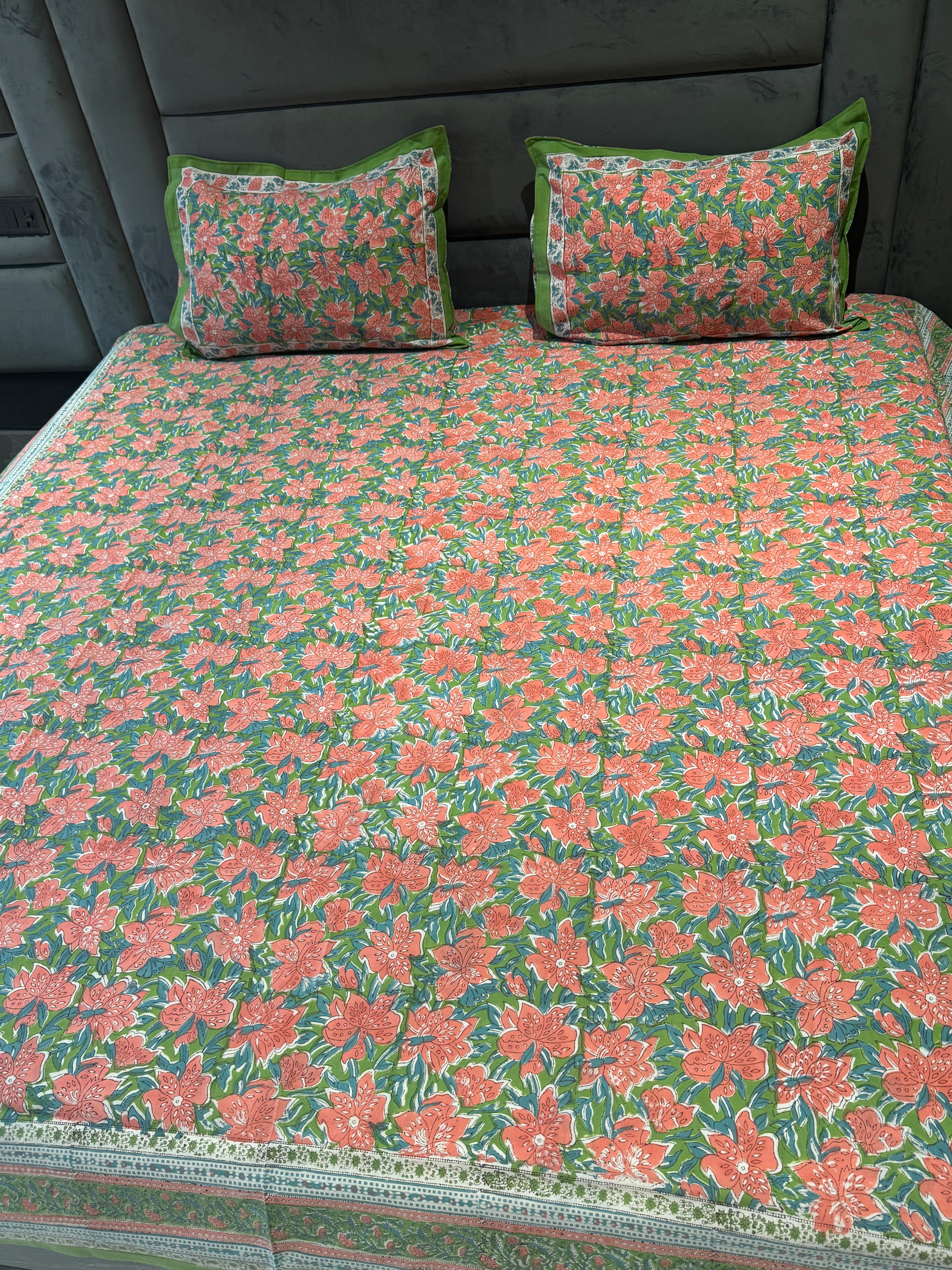 FESTIVE HANDBLOCK PRINTED BEDSHEET WITH 2 REVERSIBLE PILLOW COVERSo
