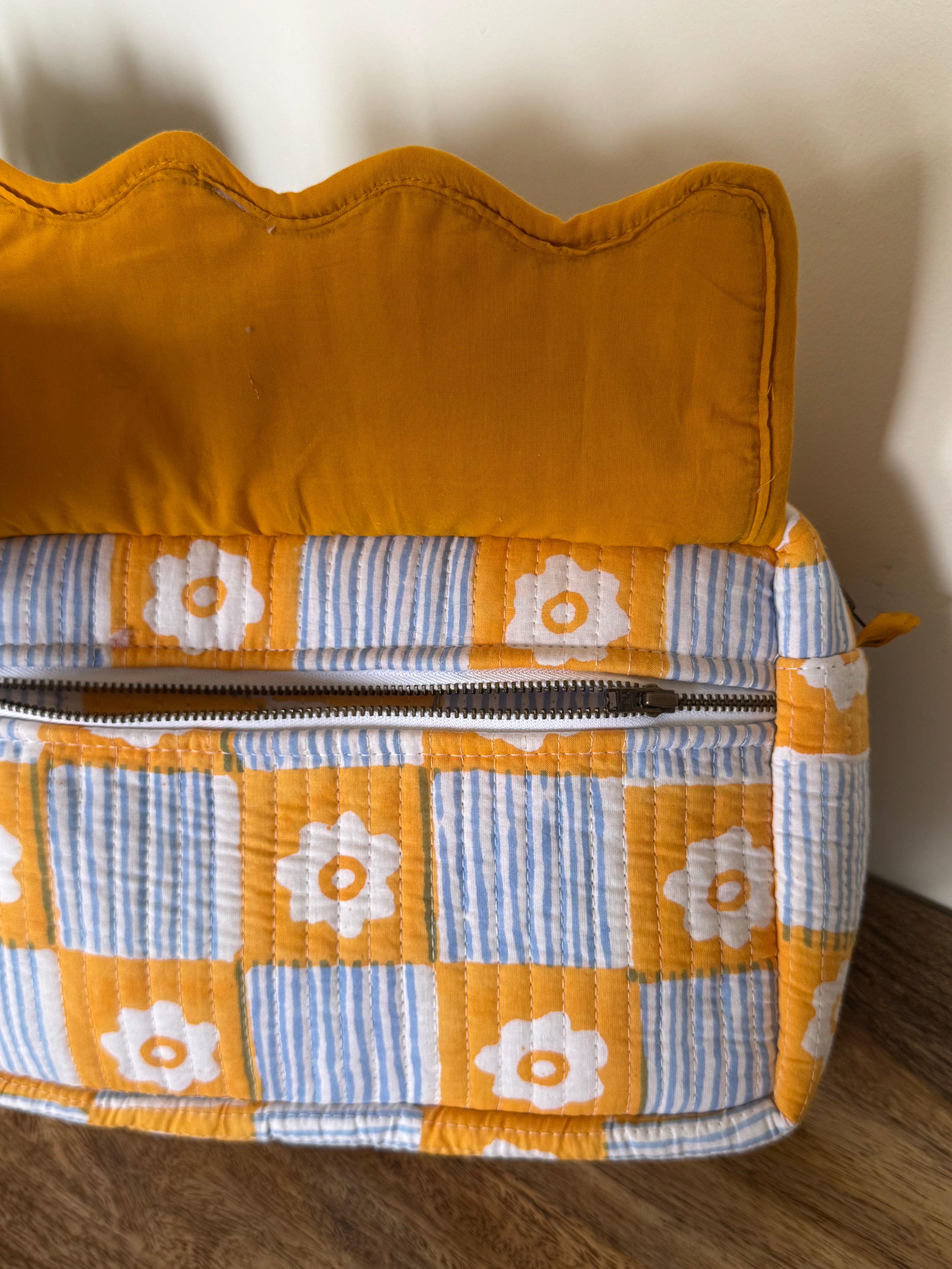 SCALLOP TOILETRY BAG