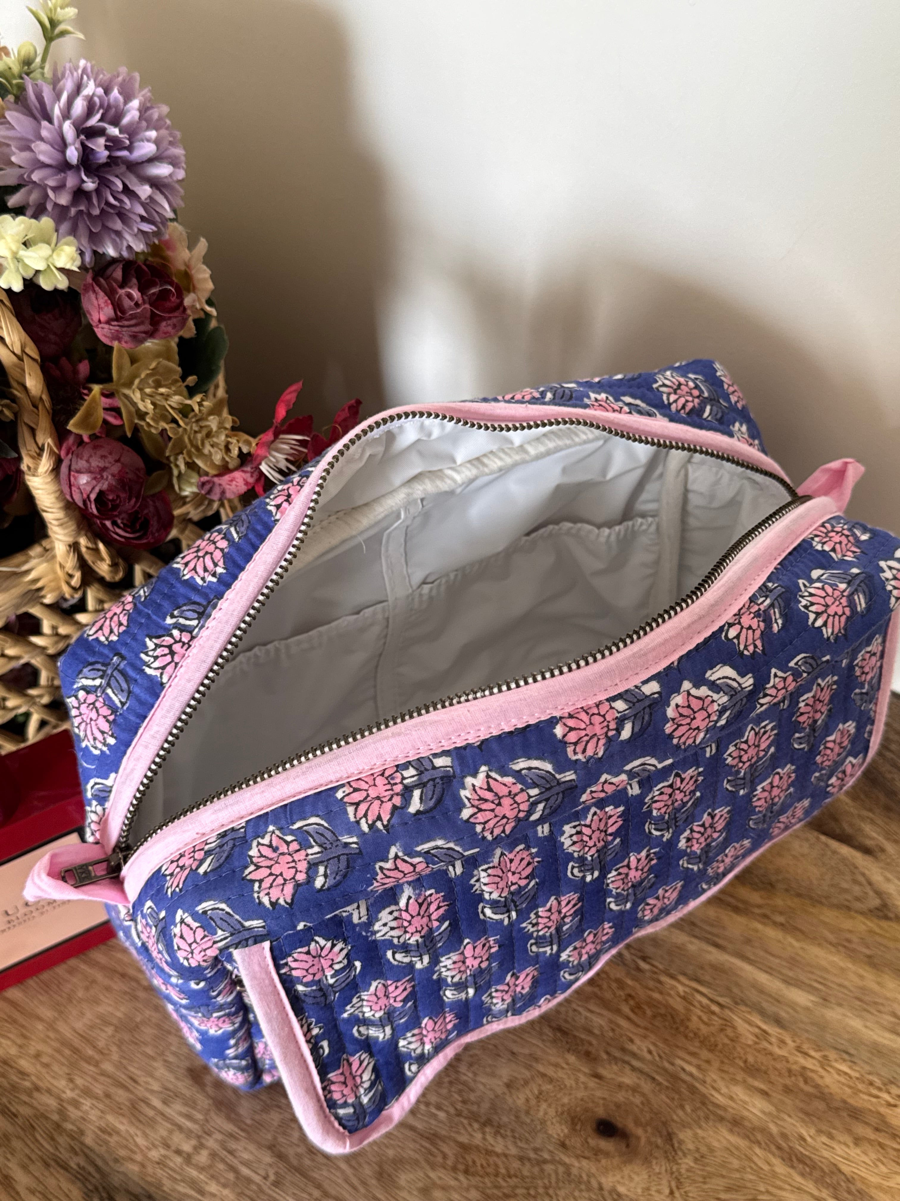 SCALLOP TOILETRY BAG