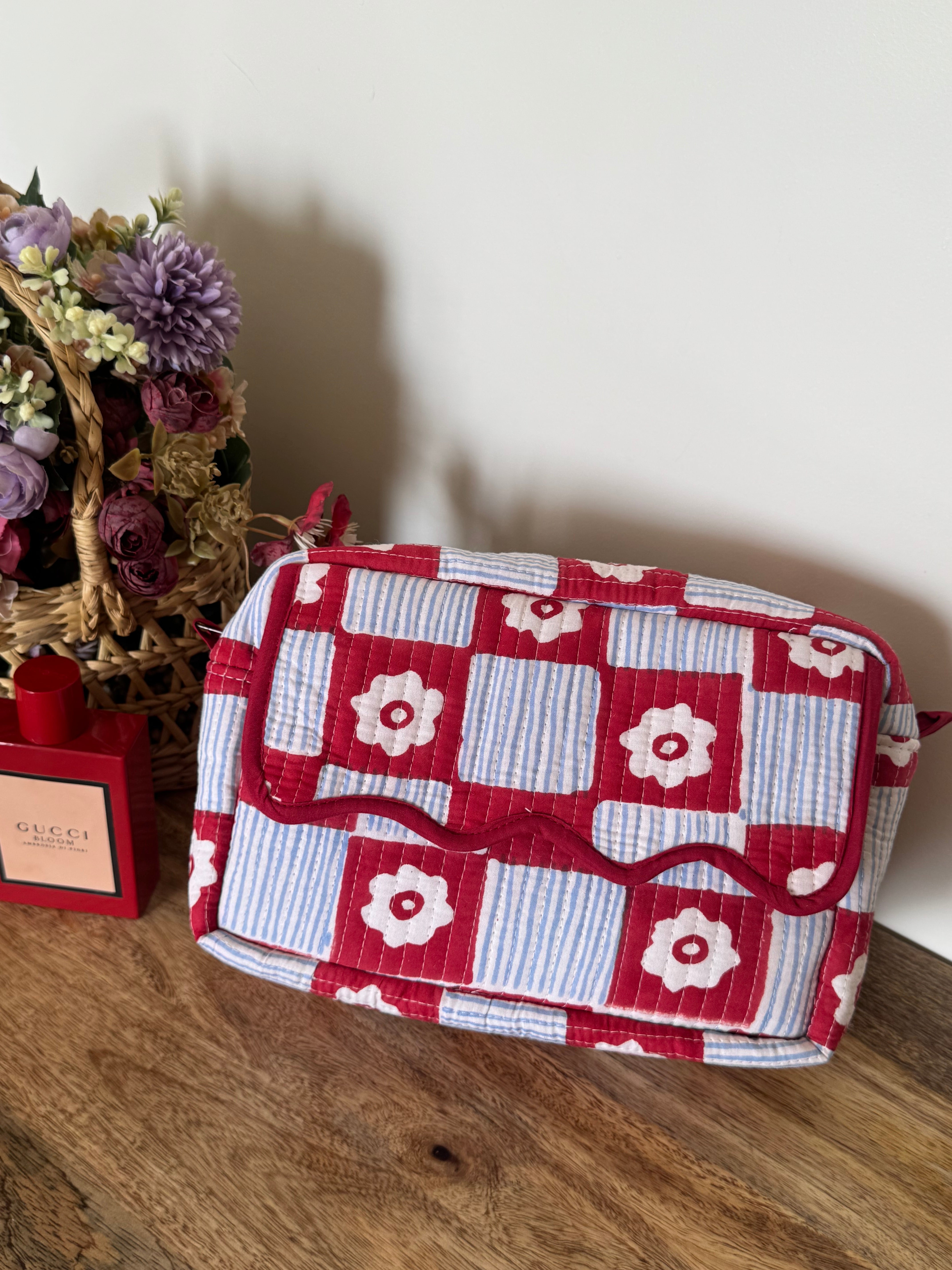 SCALLOP TOILETRY BAG
