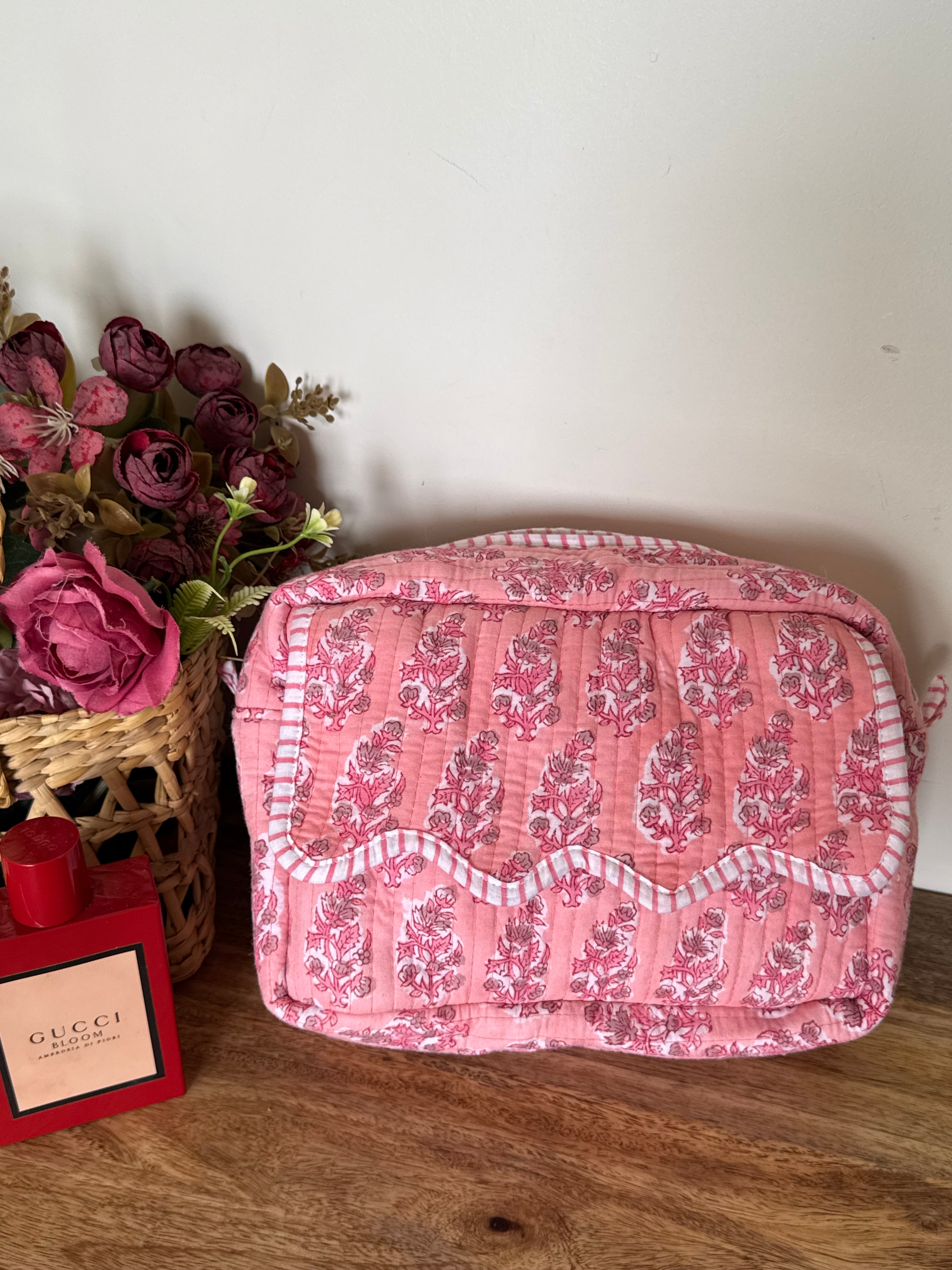 SCALLOP TOILETRY BAG