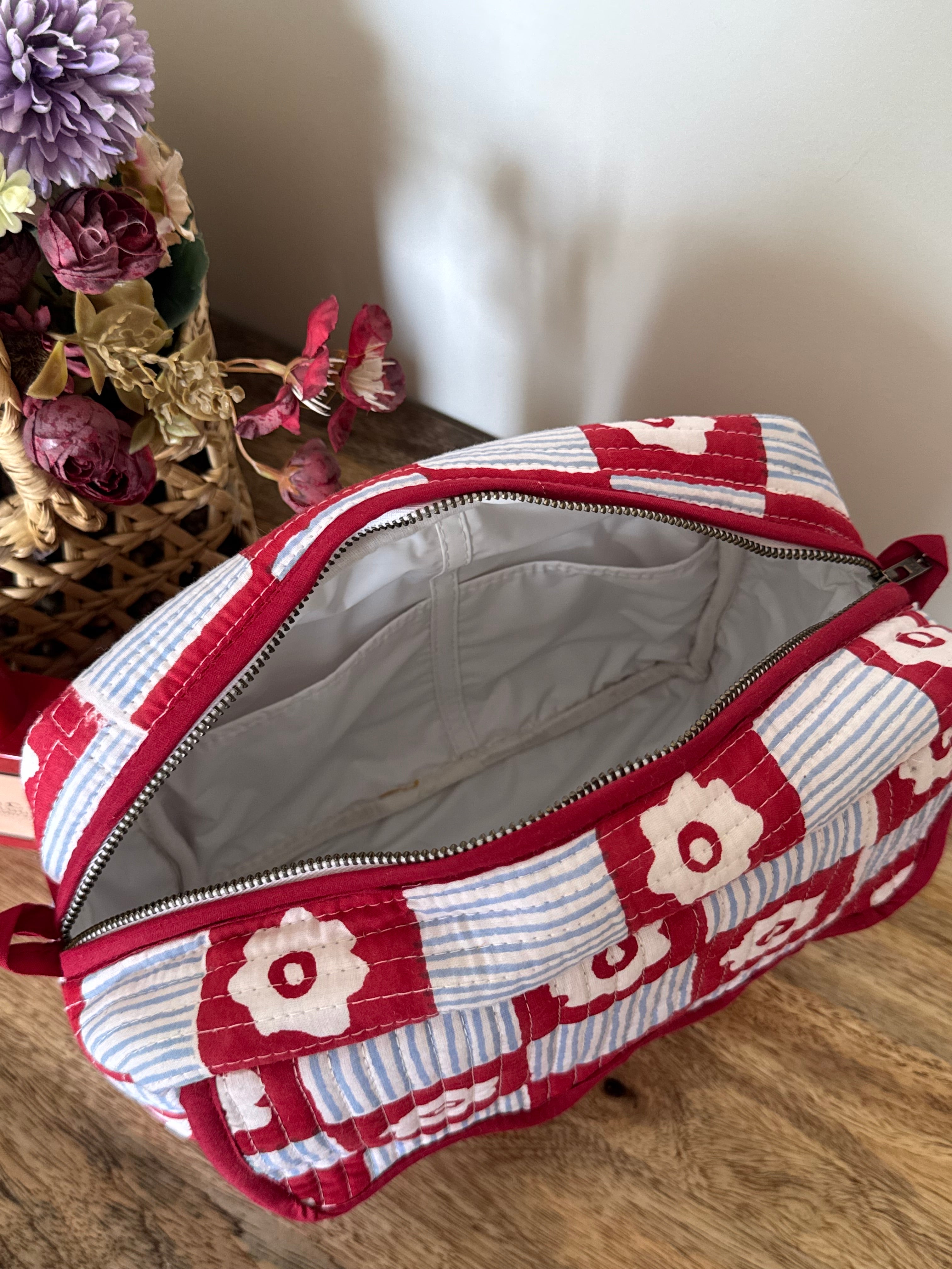 SCALLOP TOILETRY BAG