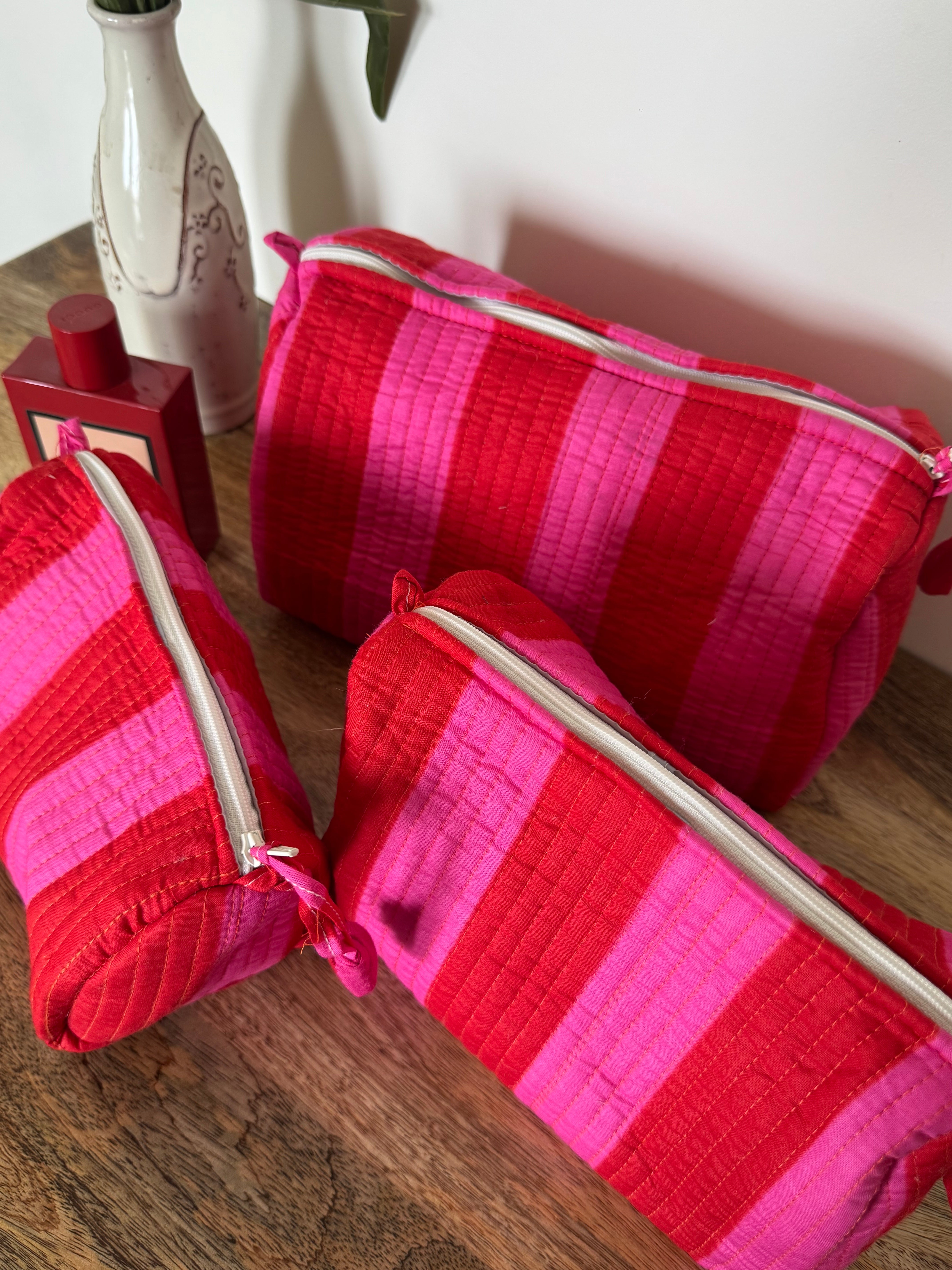 SET OF THREE MULTI PURPOSE TOILETRY BAGS