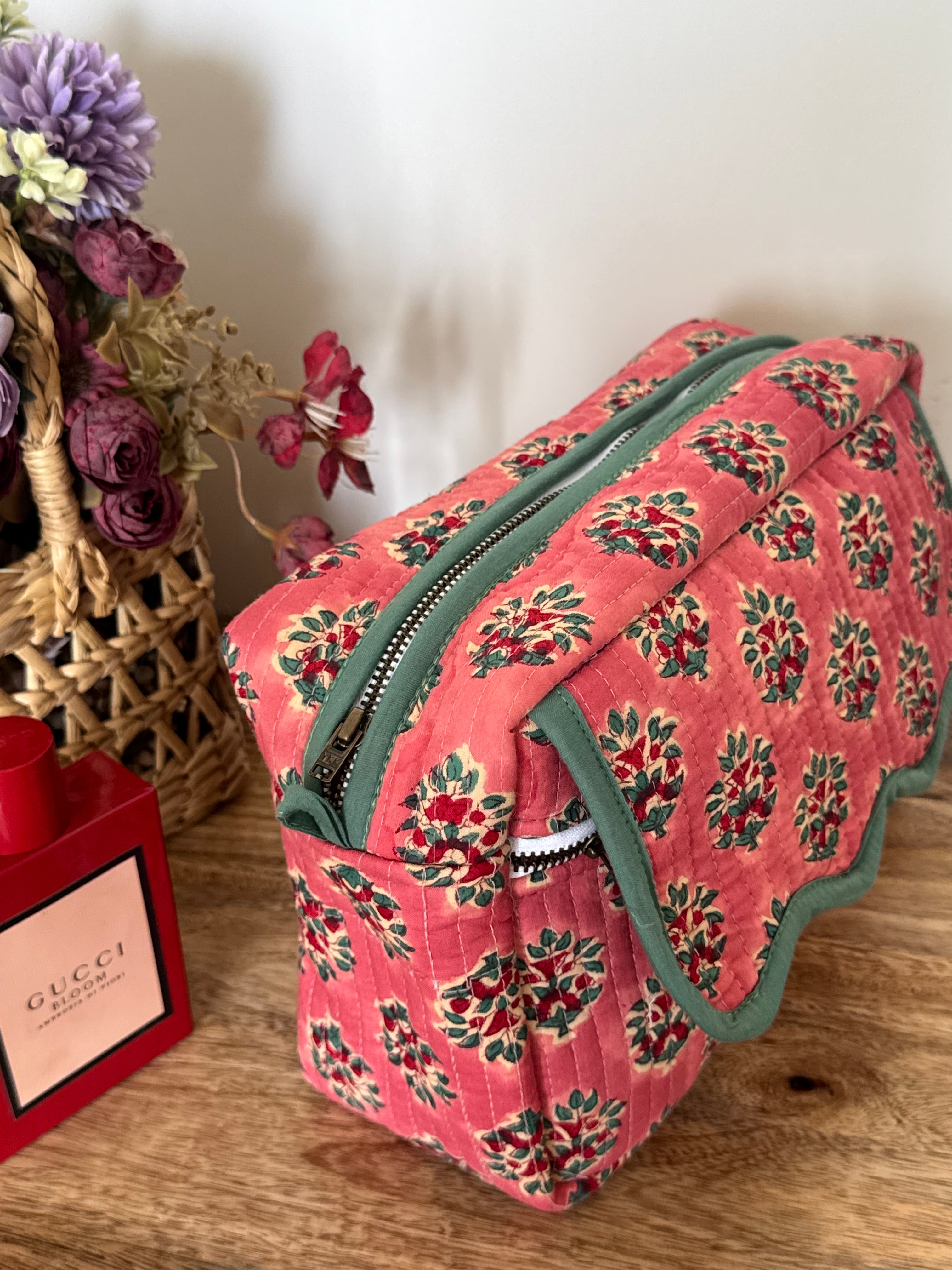 SCALLOP TOILETRY BAG