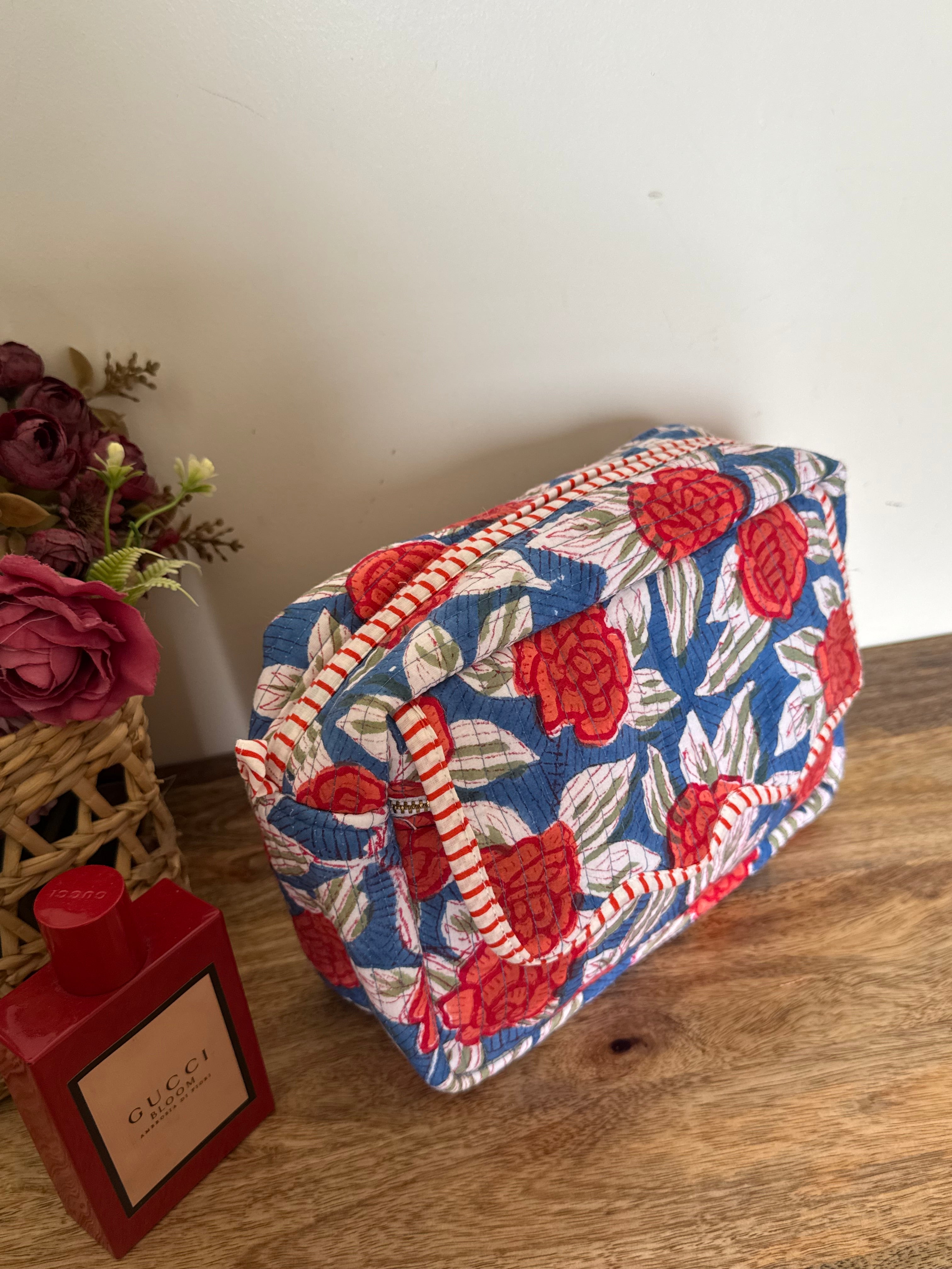 SCALLOP TOILETRY BAG