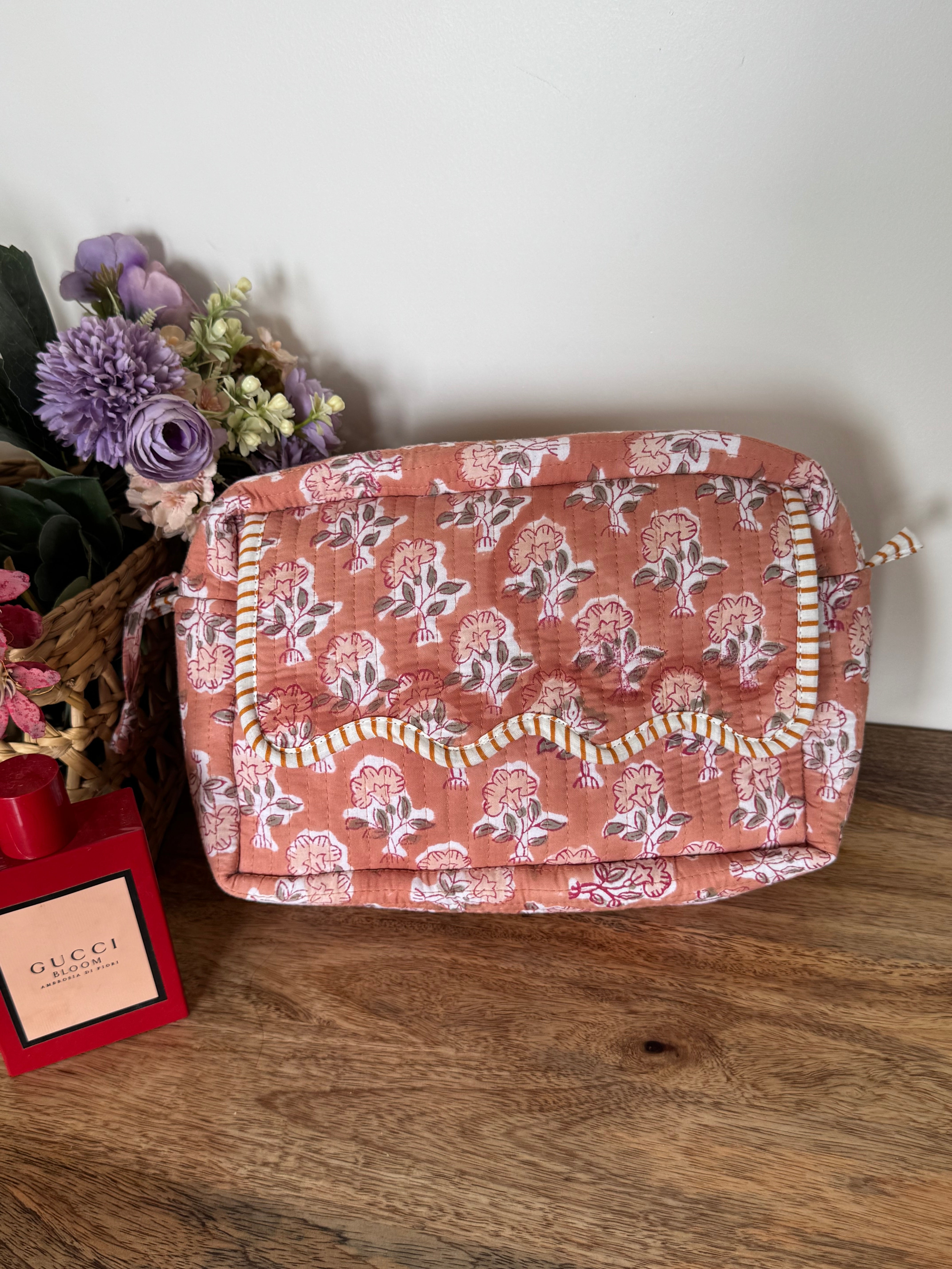 SCALLOP TOILETRY BAG