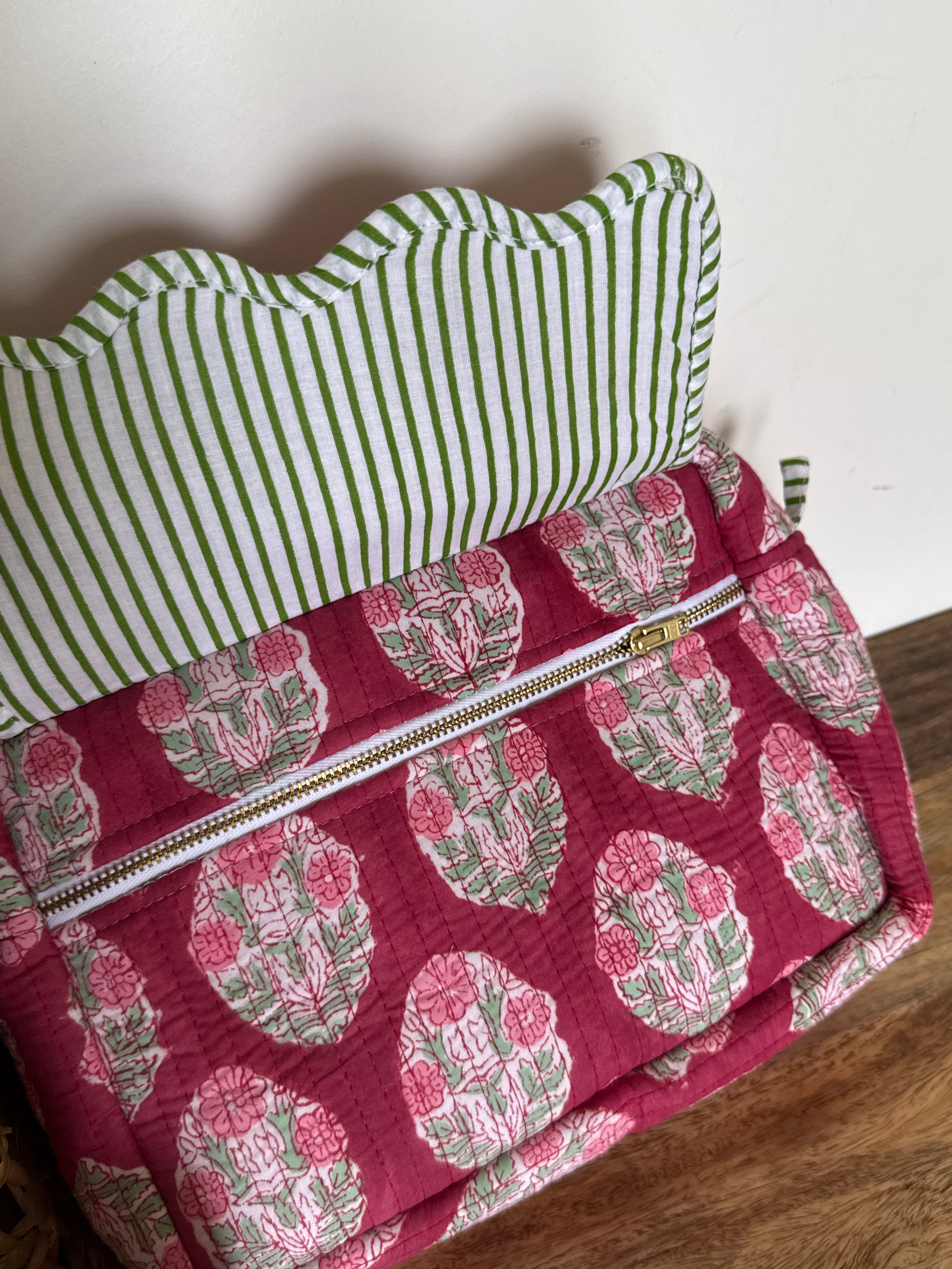 SCALLOP TOILETRY BAG