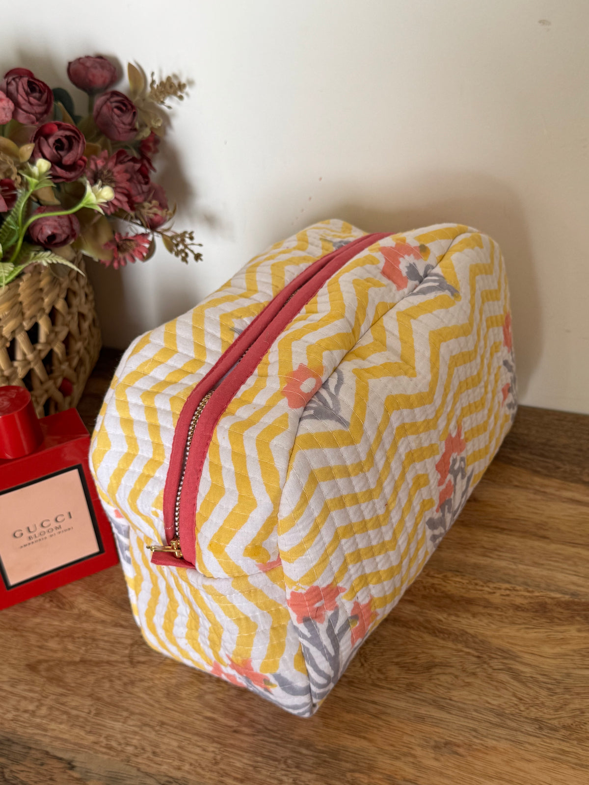TOILETRY BAG WITH METAL ZIP