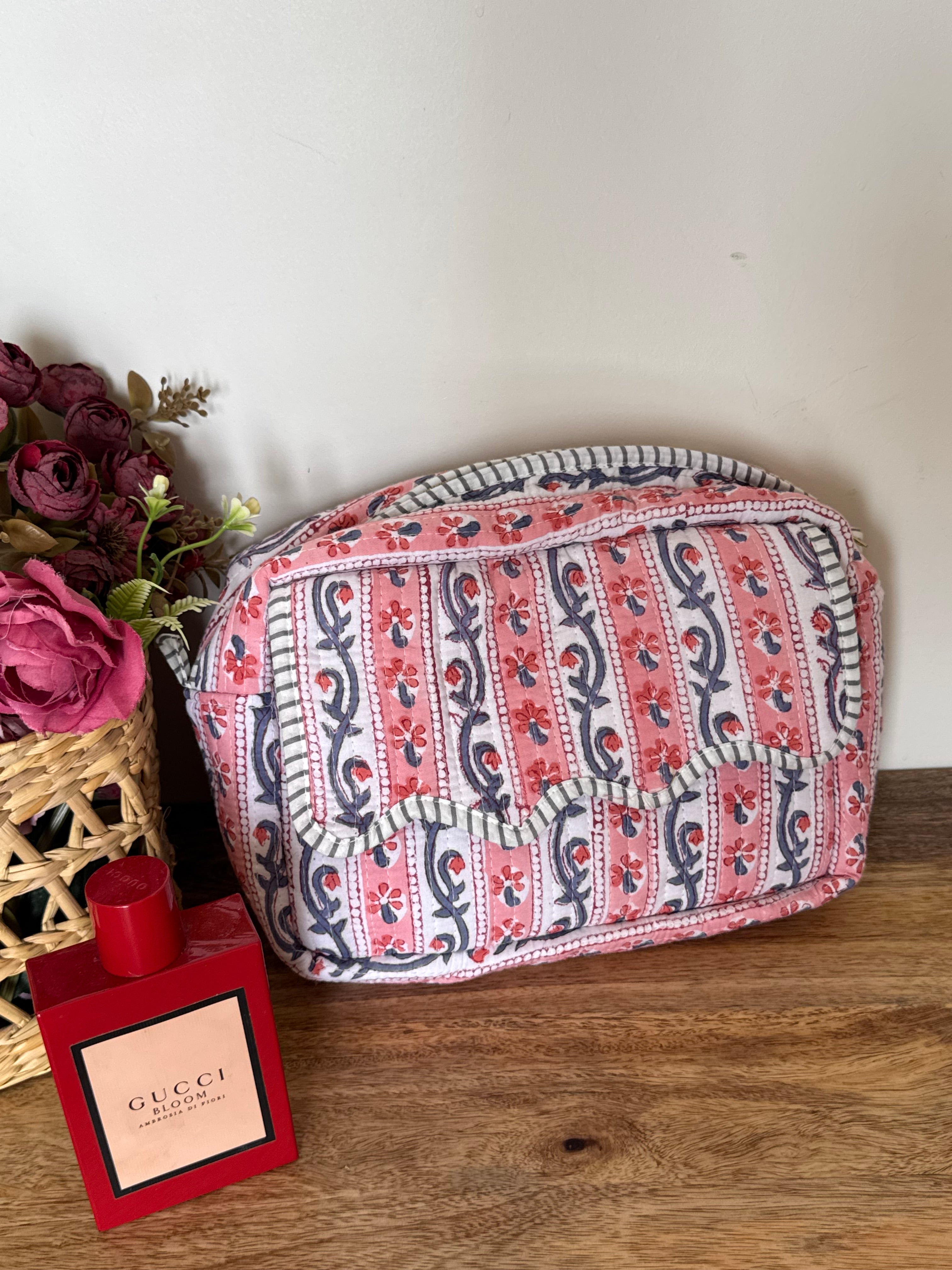 SCALLOP TOILETRY BAG