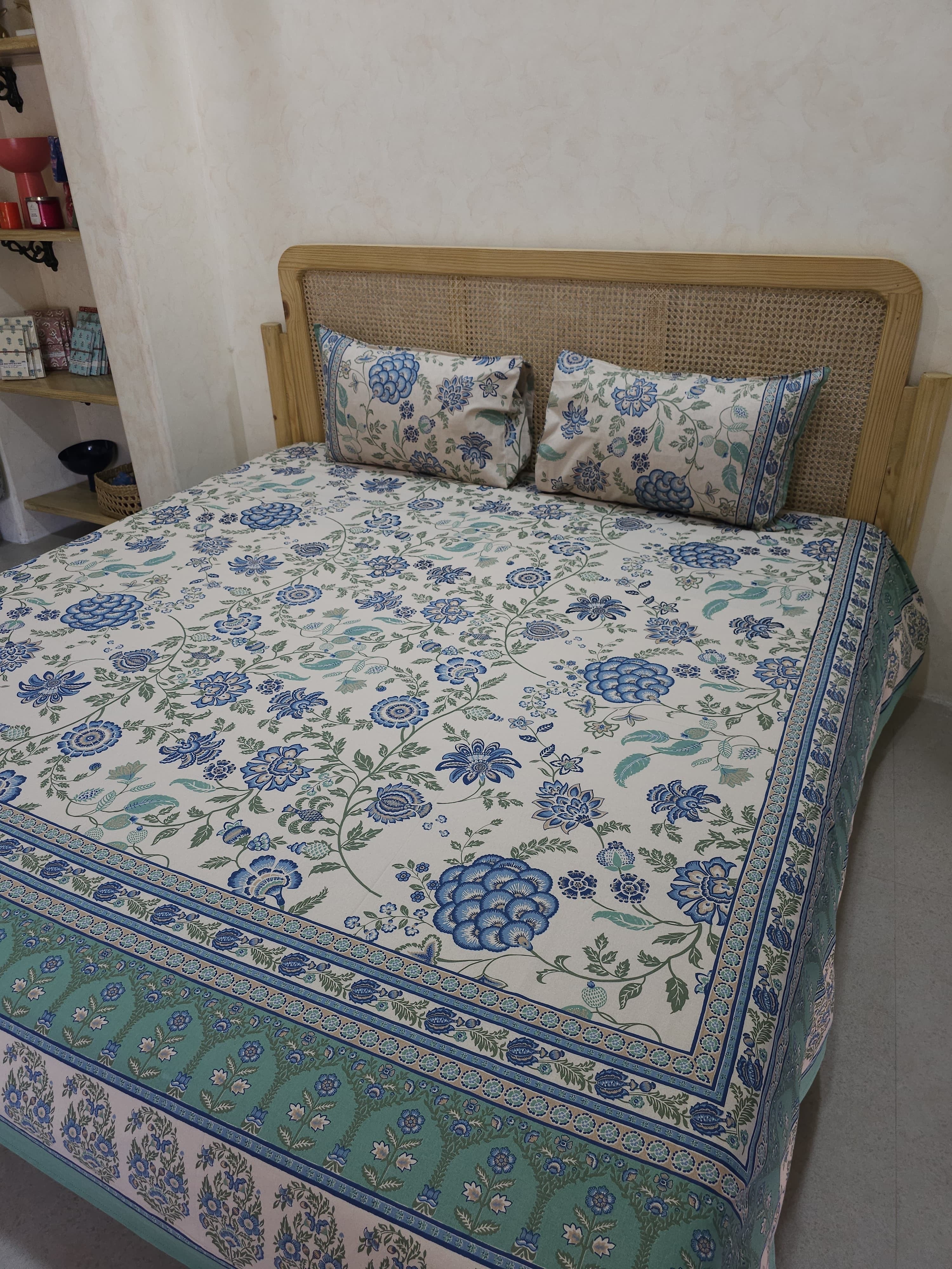 RANGREZ BEDSHEET WITH TWO REVERSIBLE PILLOW COVERS