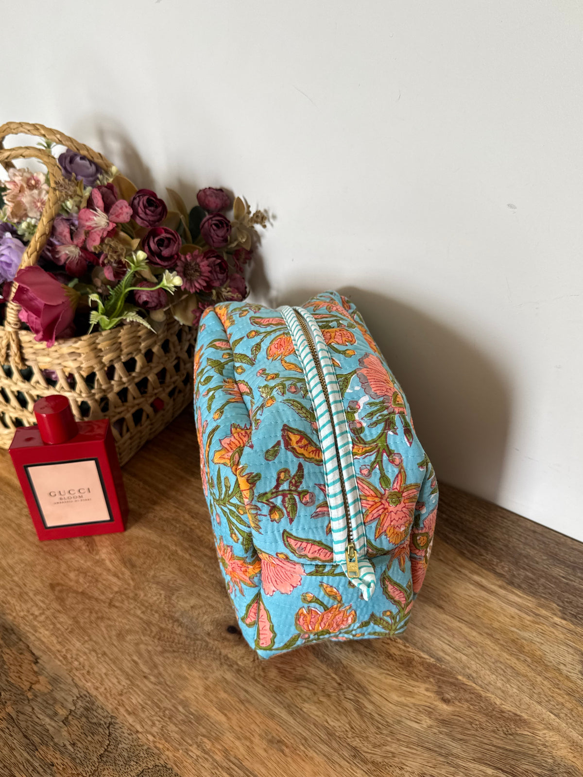 TOILETRY BAG WITH METAL ZIP