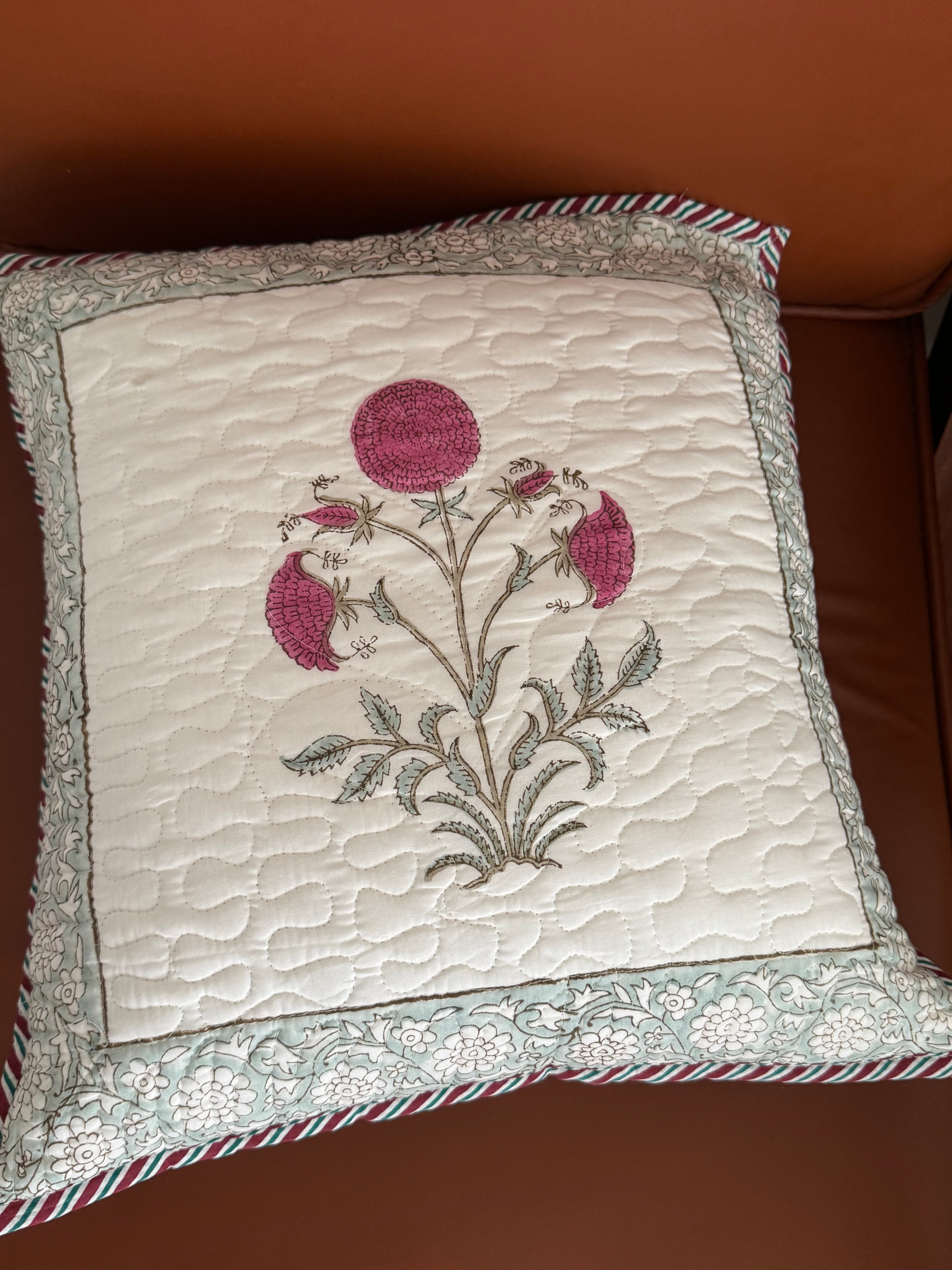 A PAIR OF QUILTED HANDBLOCK PRINTED 16*16 INCHES CUSHION