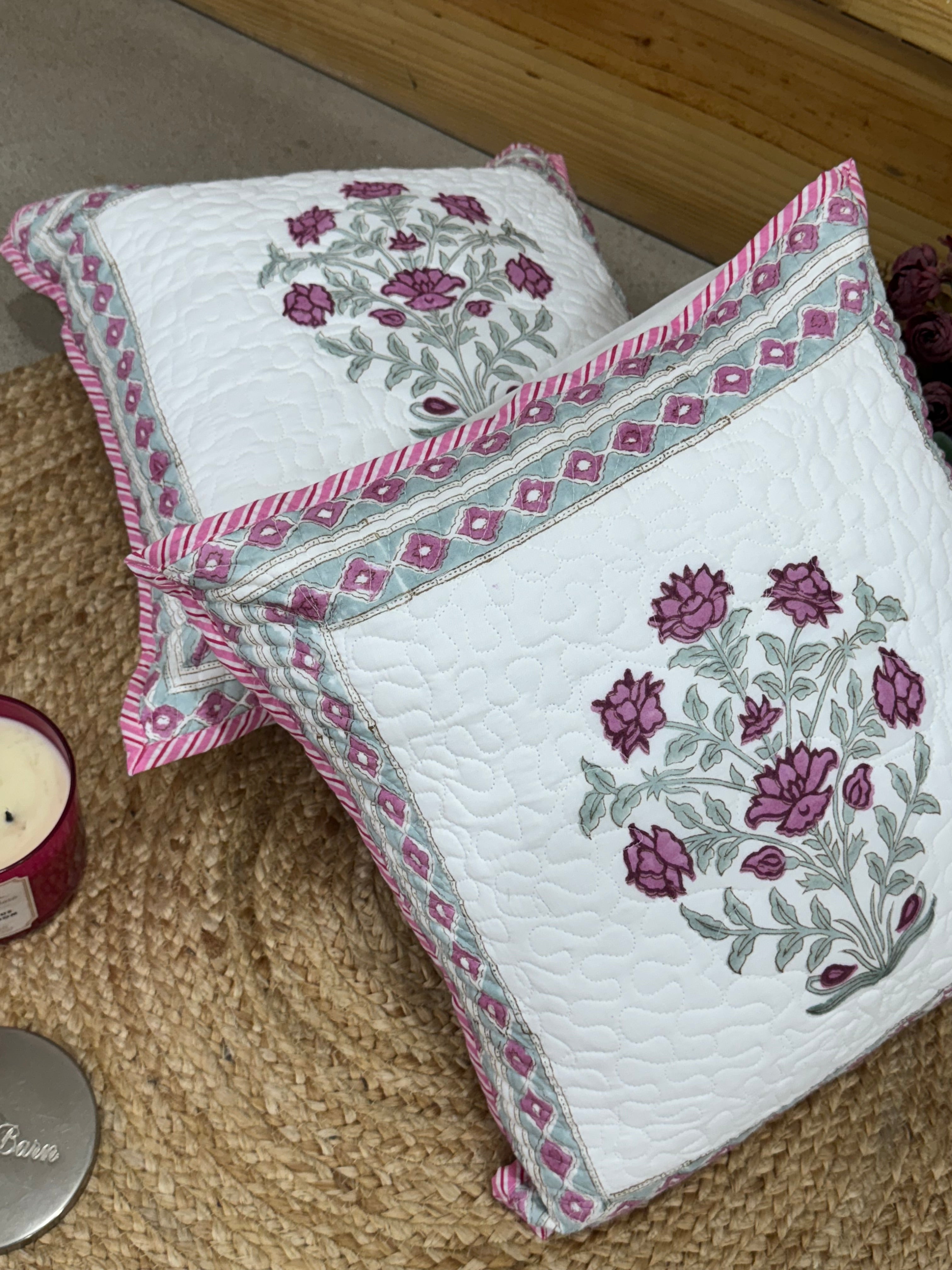 A PAIR OF QUILTED HANDBLOCK PRINTED 16*16 INCHES CUSHION