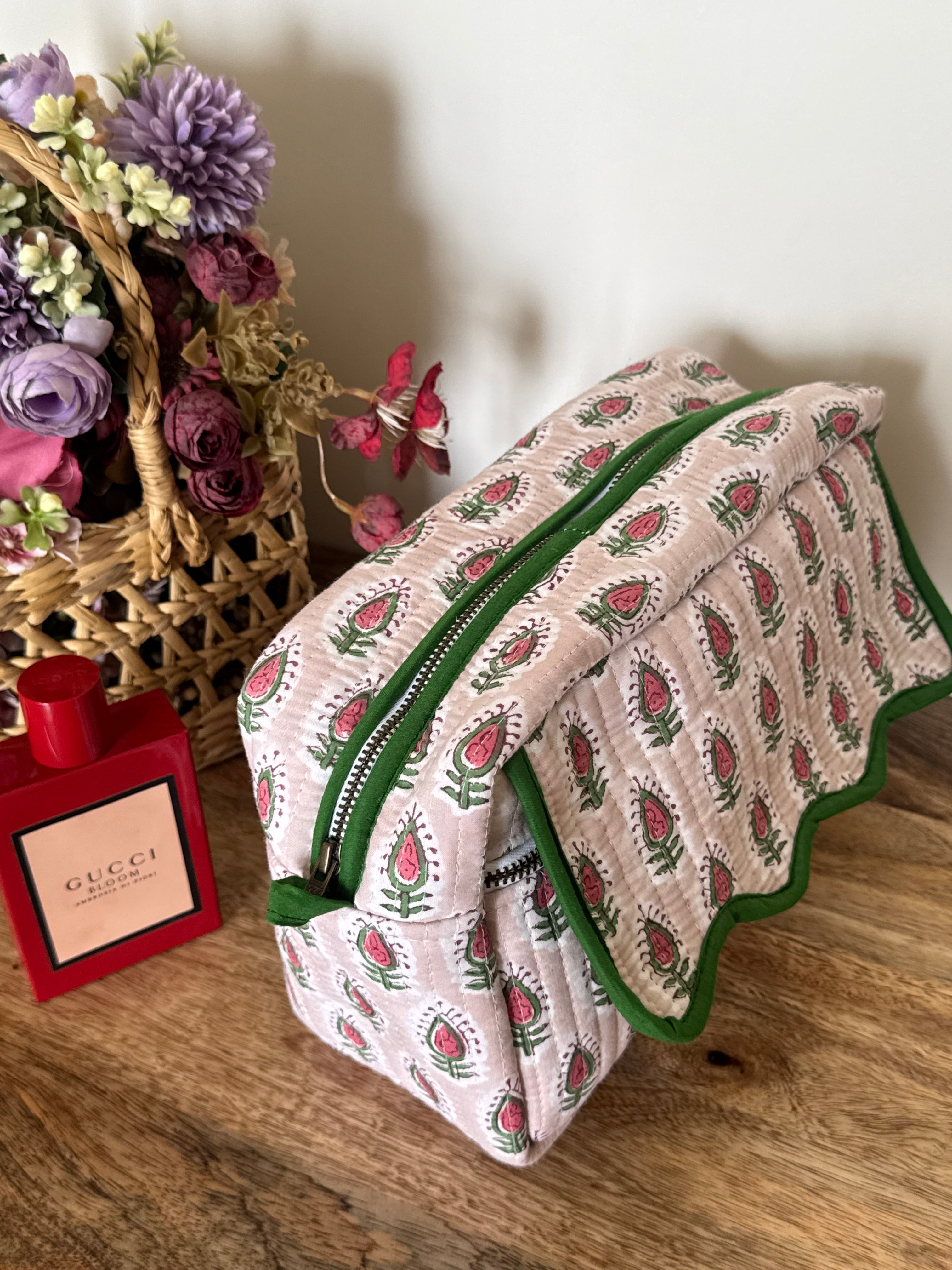 SCALLOP TOILETRY BAG