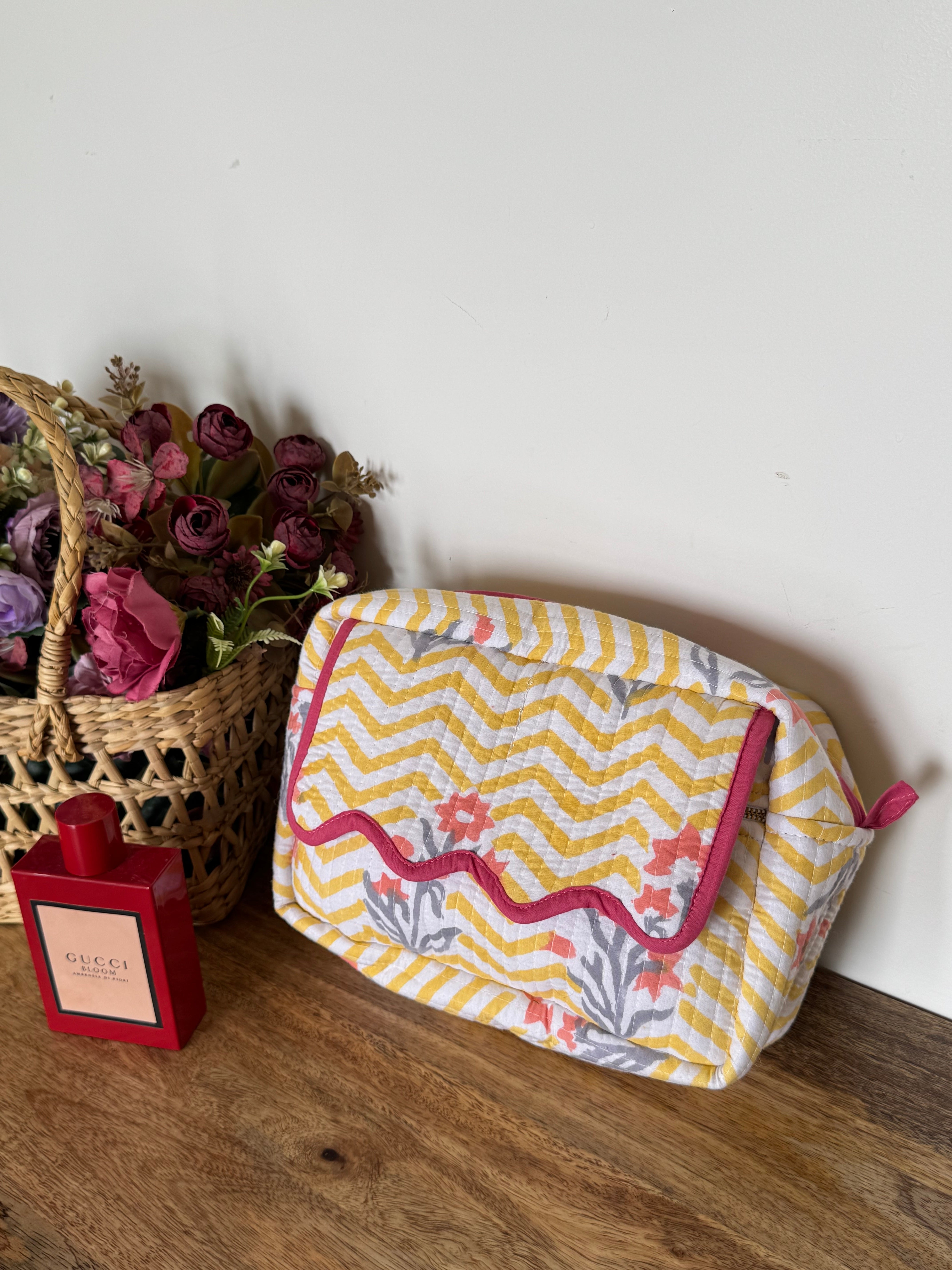 SCALLOP TOILETRY BAG