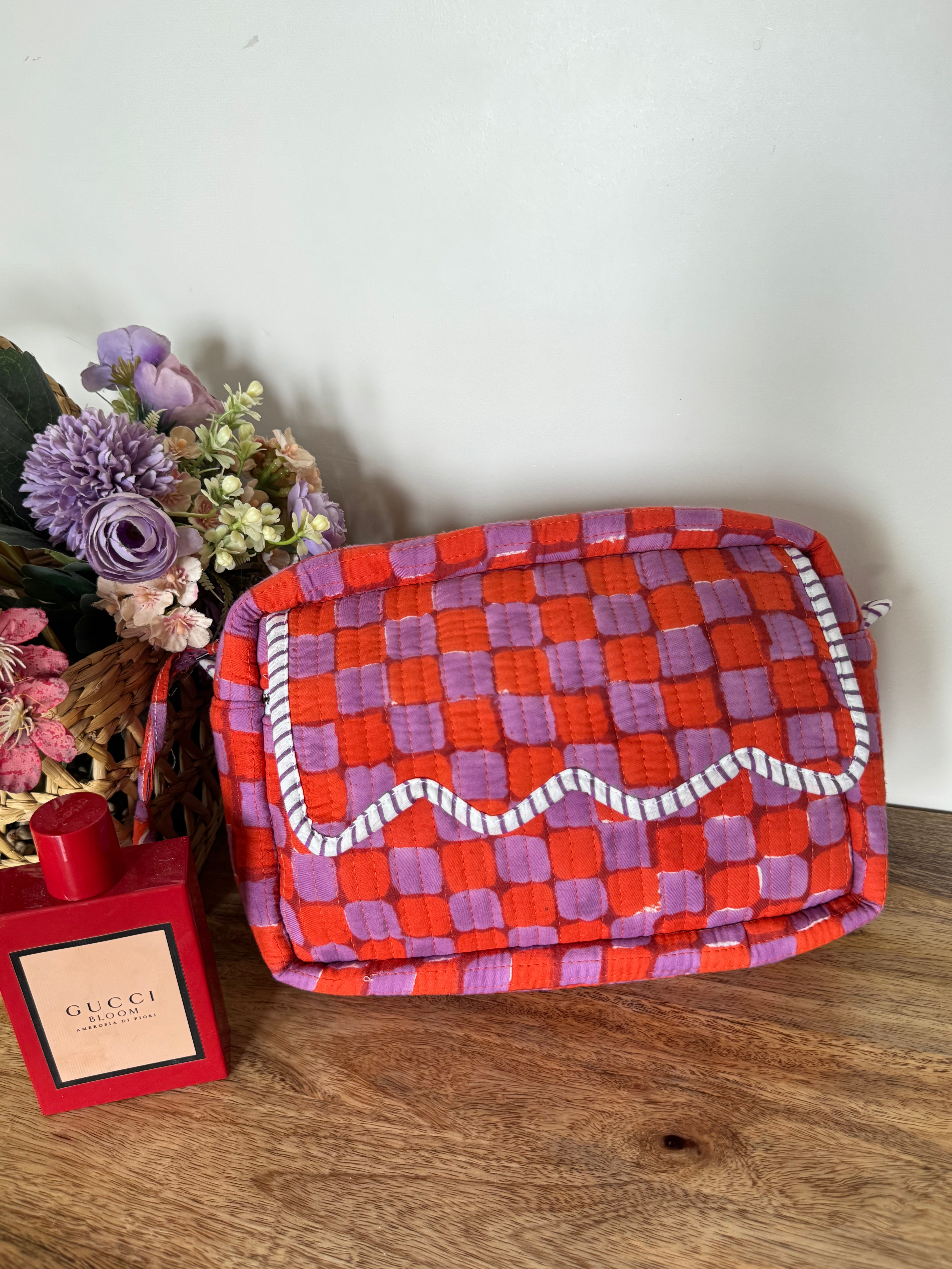 SCALLOP TOILETRY BAG