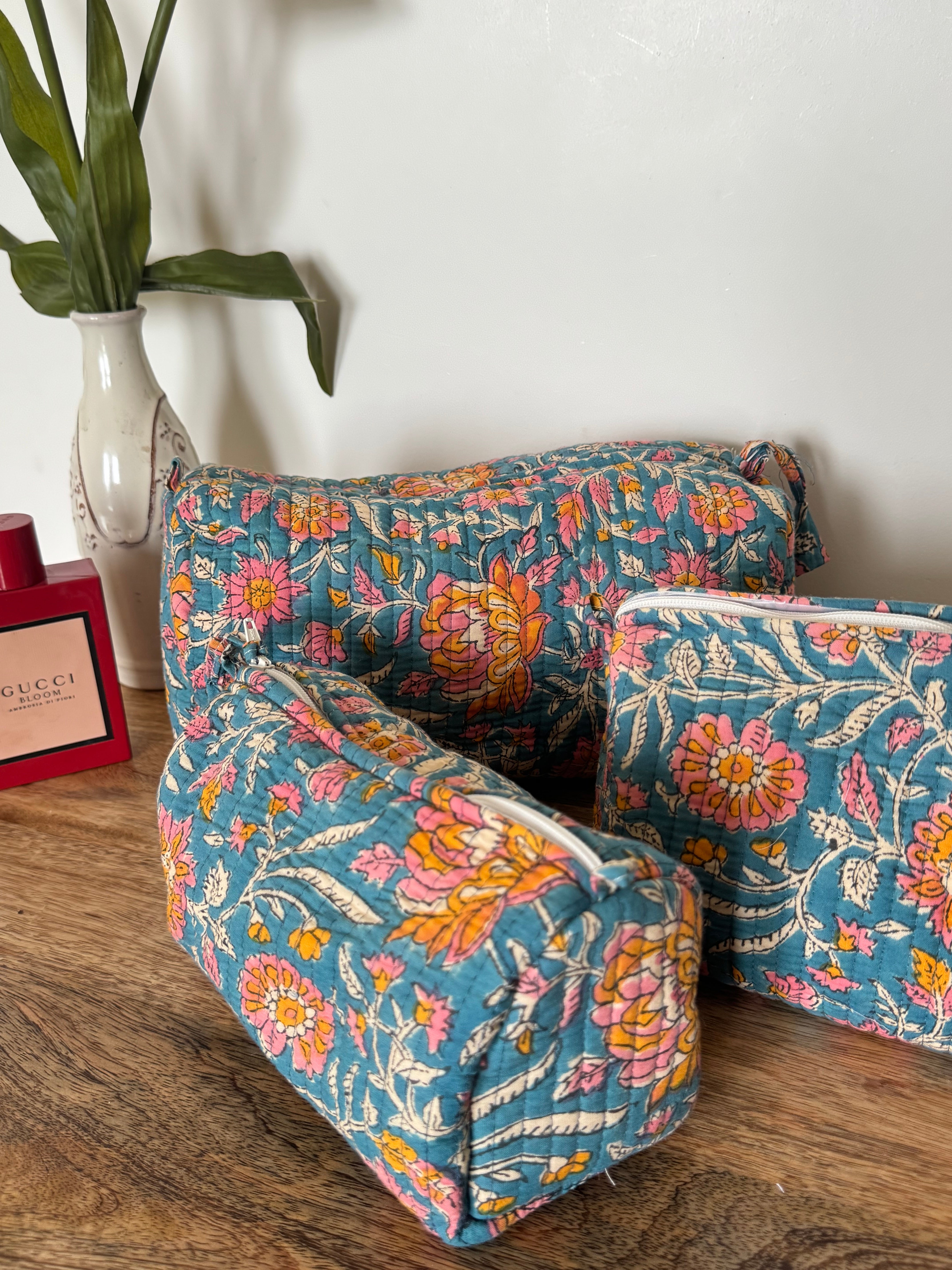 SET OF THREE MULTI PURPOSE TOILETRY BAGS