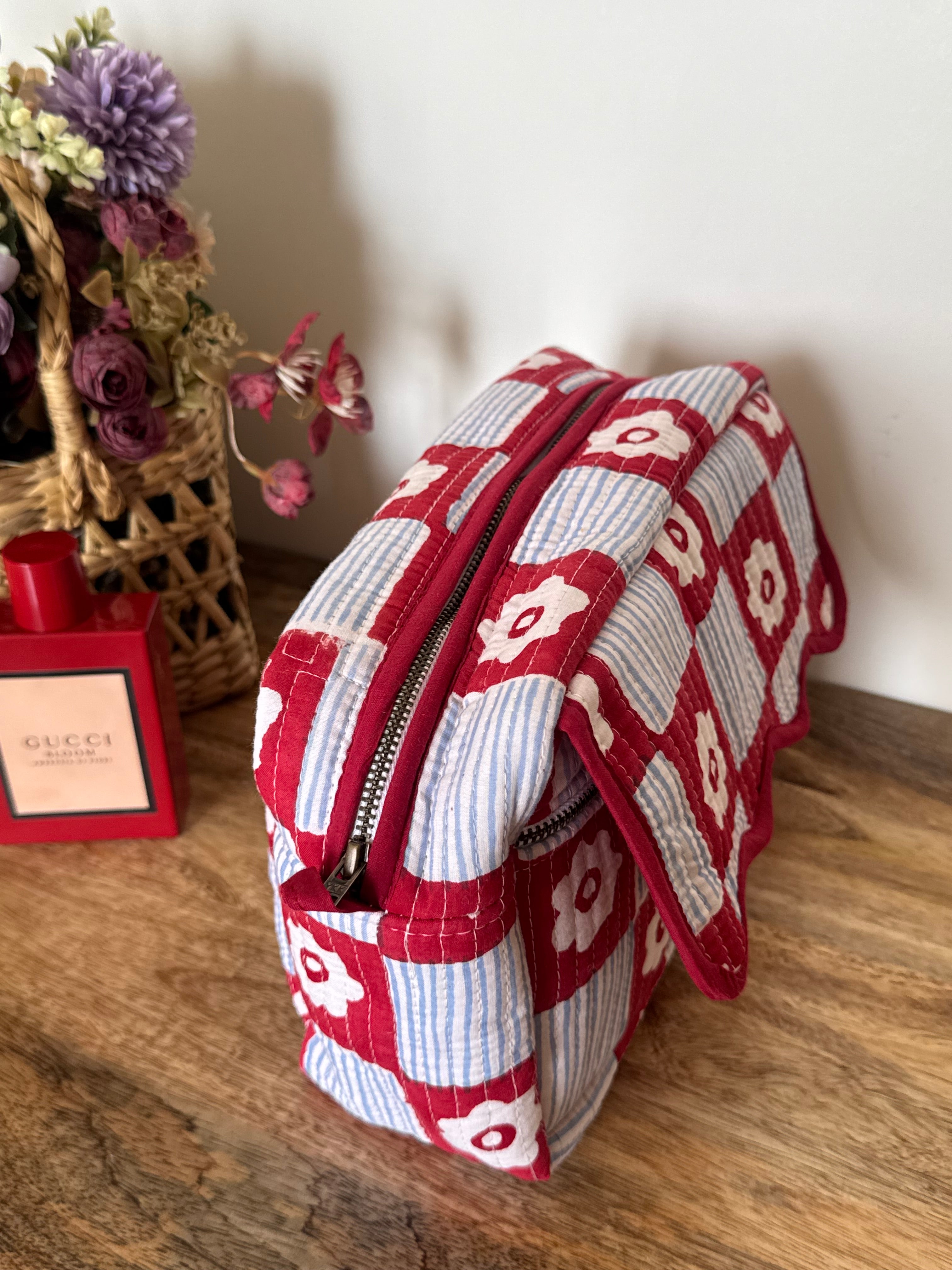 SCALLOP TOILETRY BAG