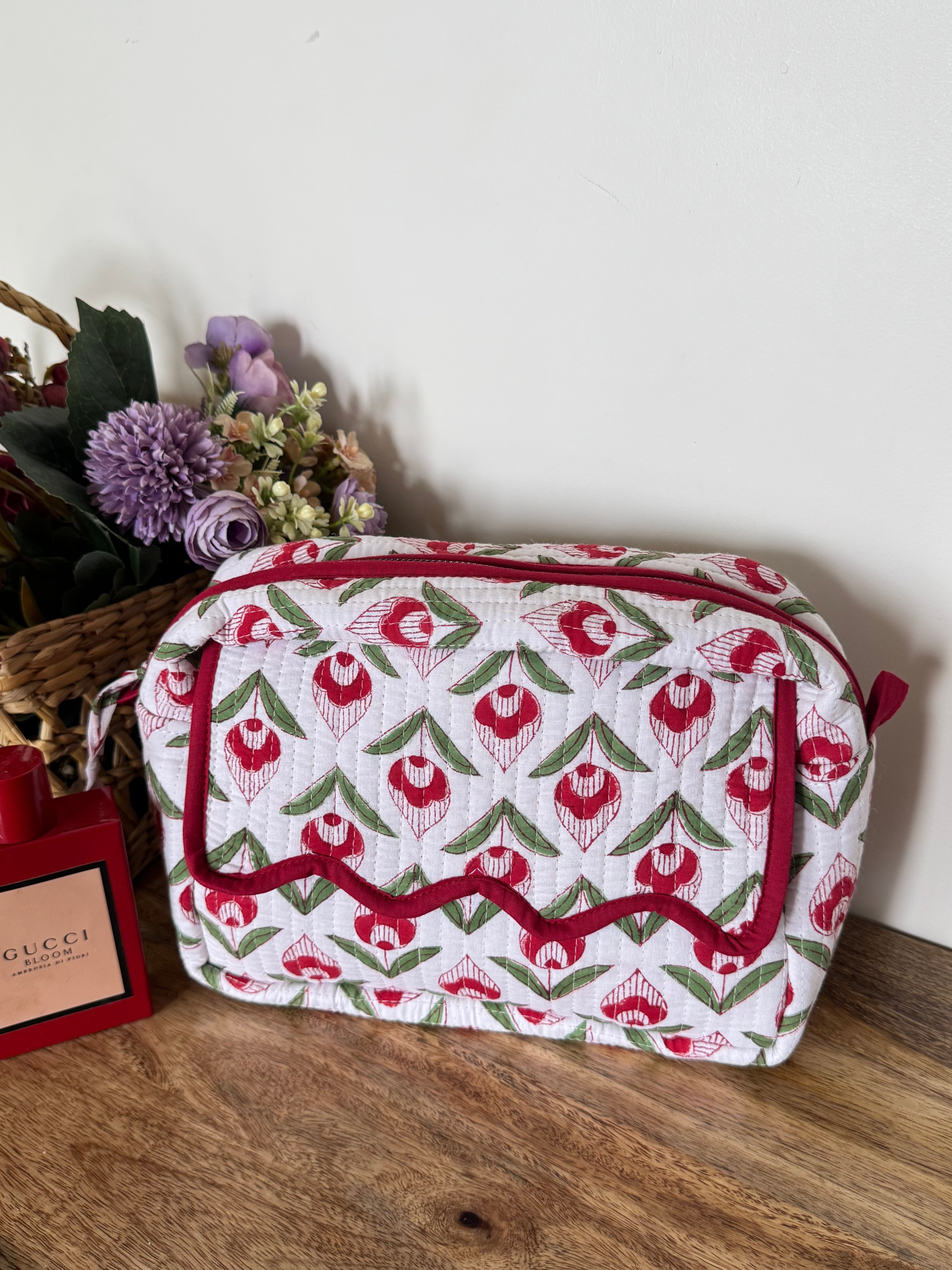 SCALLOP TOILETRY BAG