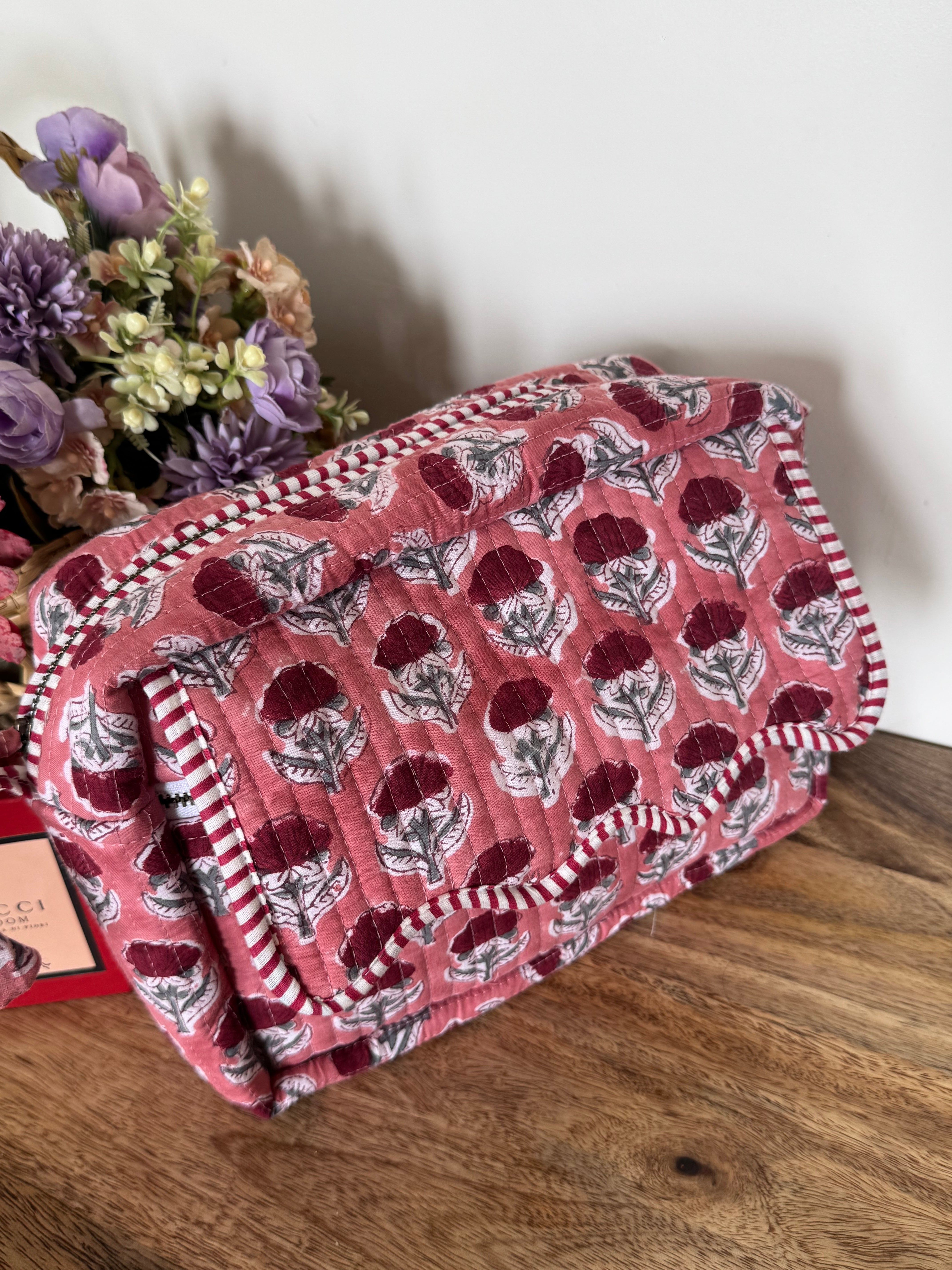 SCALLOP TOILETRY BAG