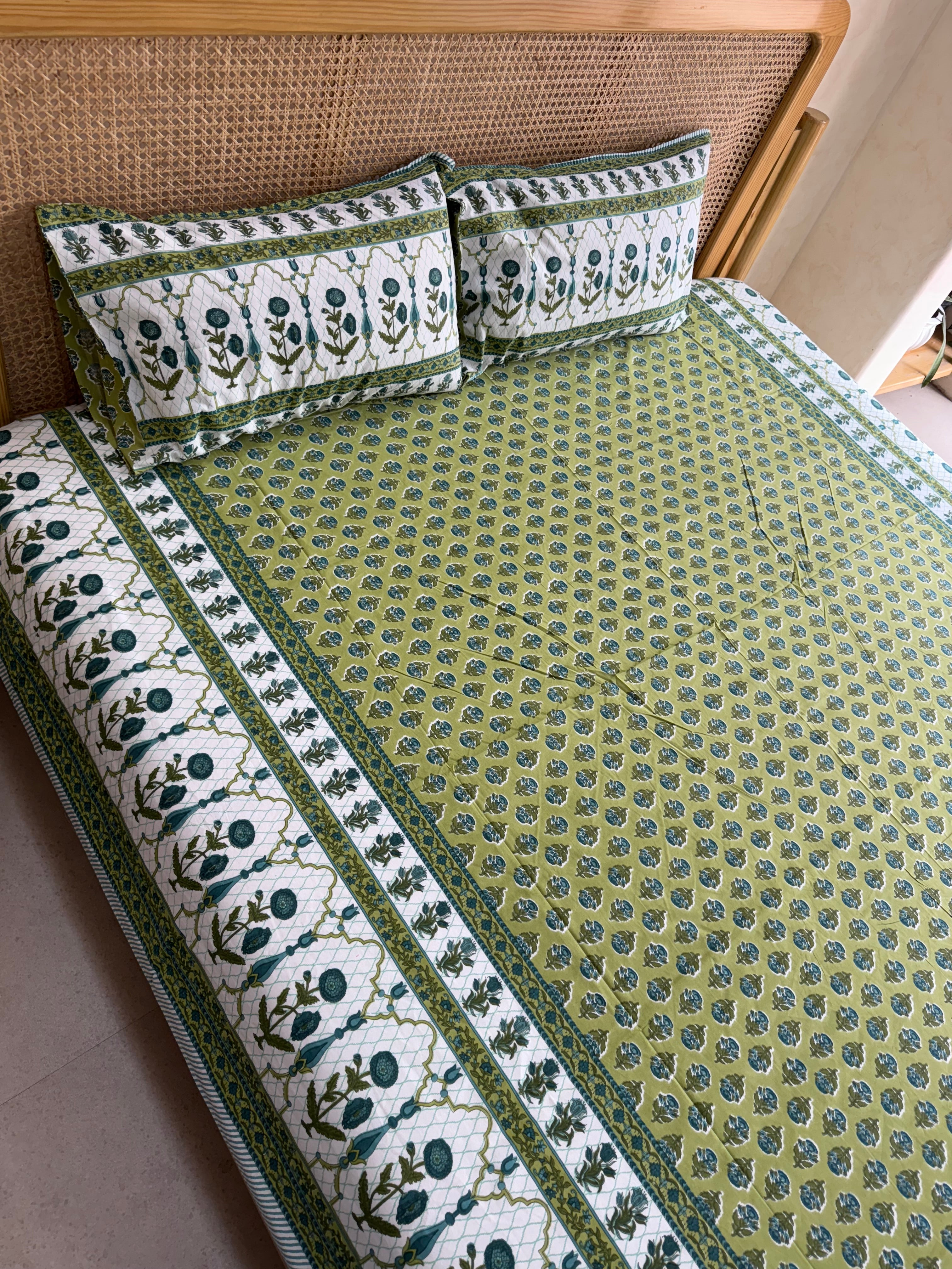 RANGREZ BEDSHEET WITH TWO REVERSIBLE PILLOW COVERS