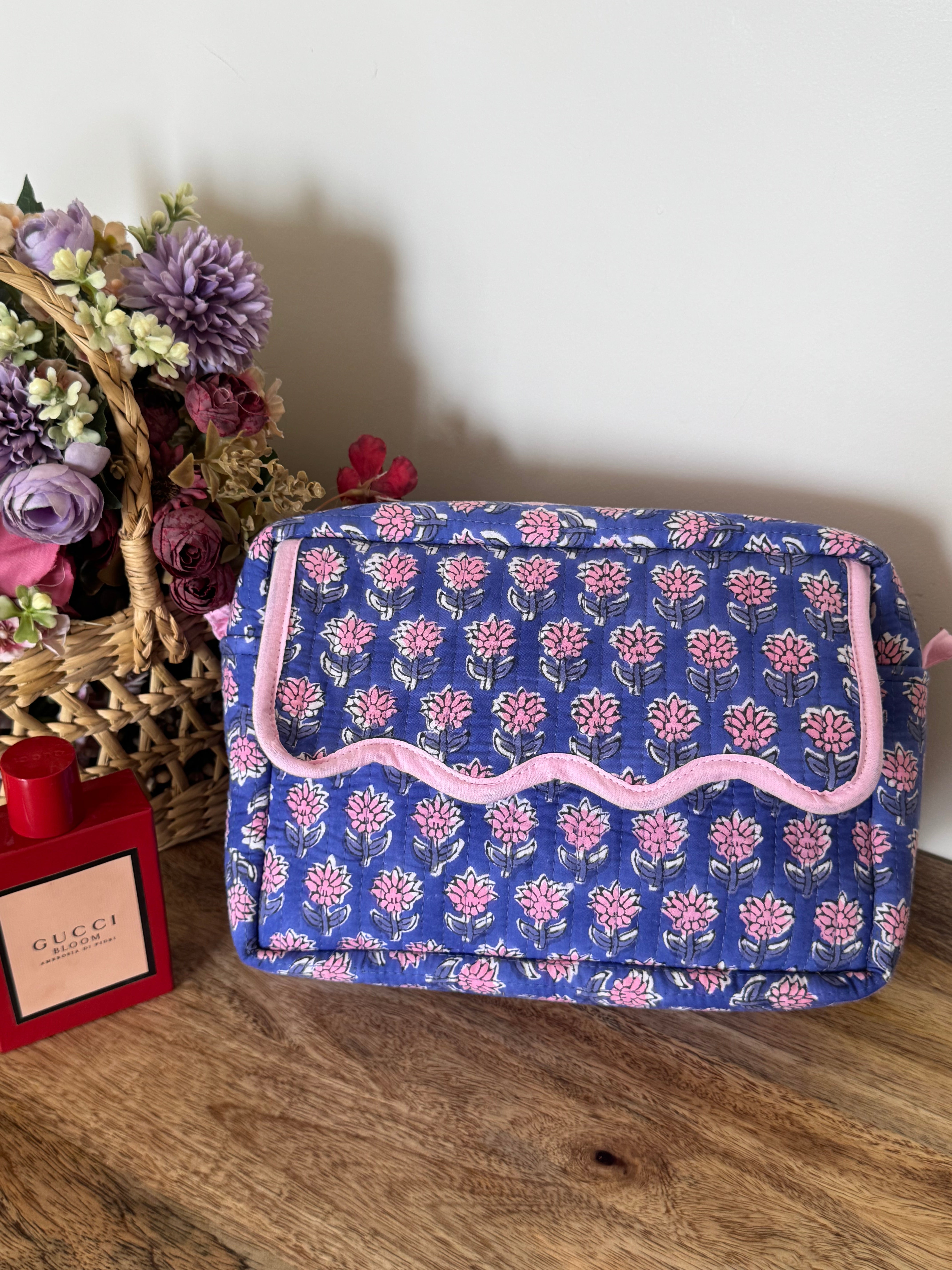 SCALLOP TOILETRY BAG