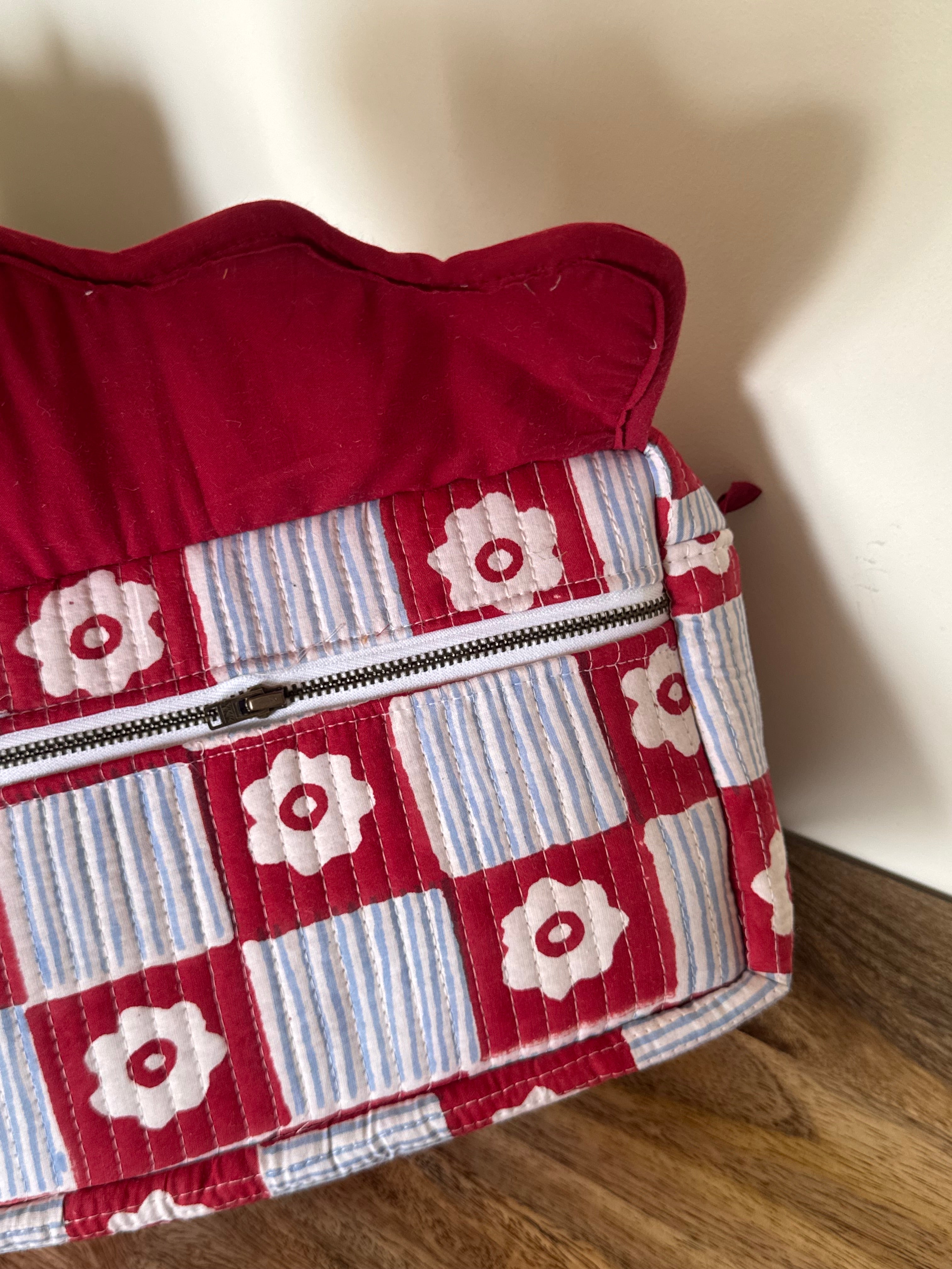 SCALLOP TOILETRY BAG