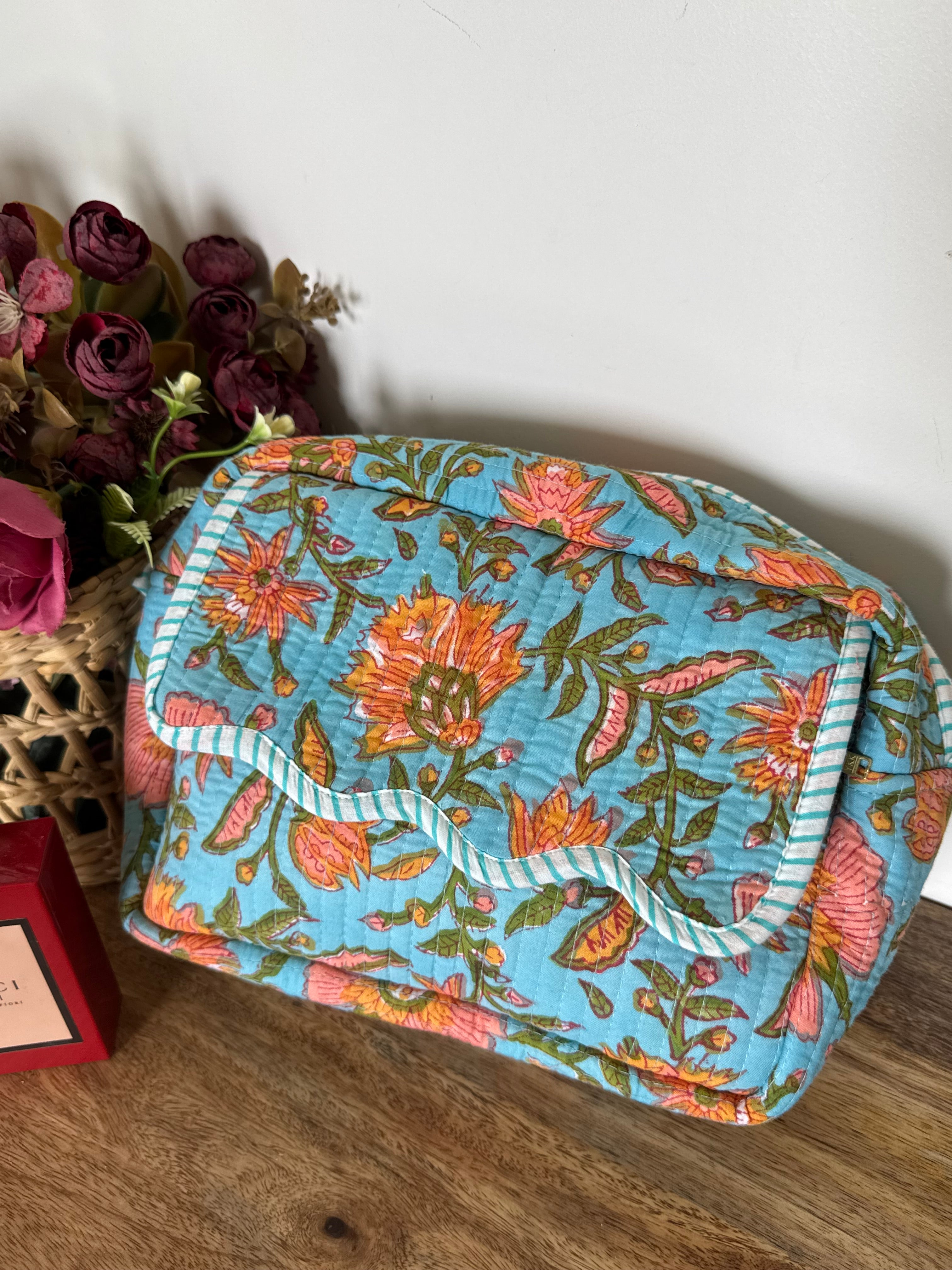 SCALLOP TOILETRY BAG