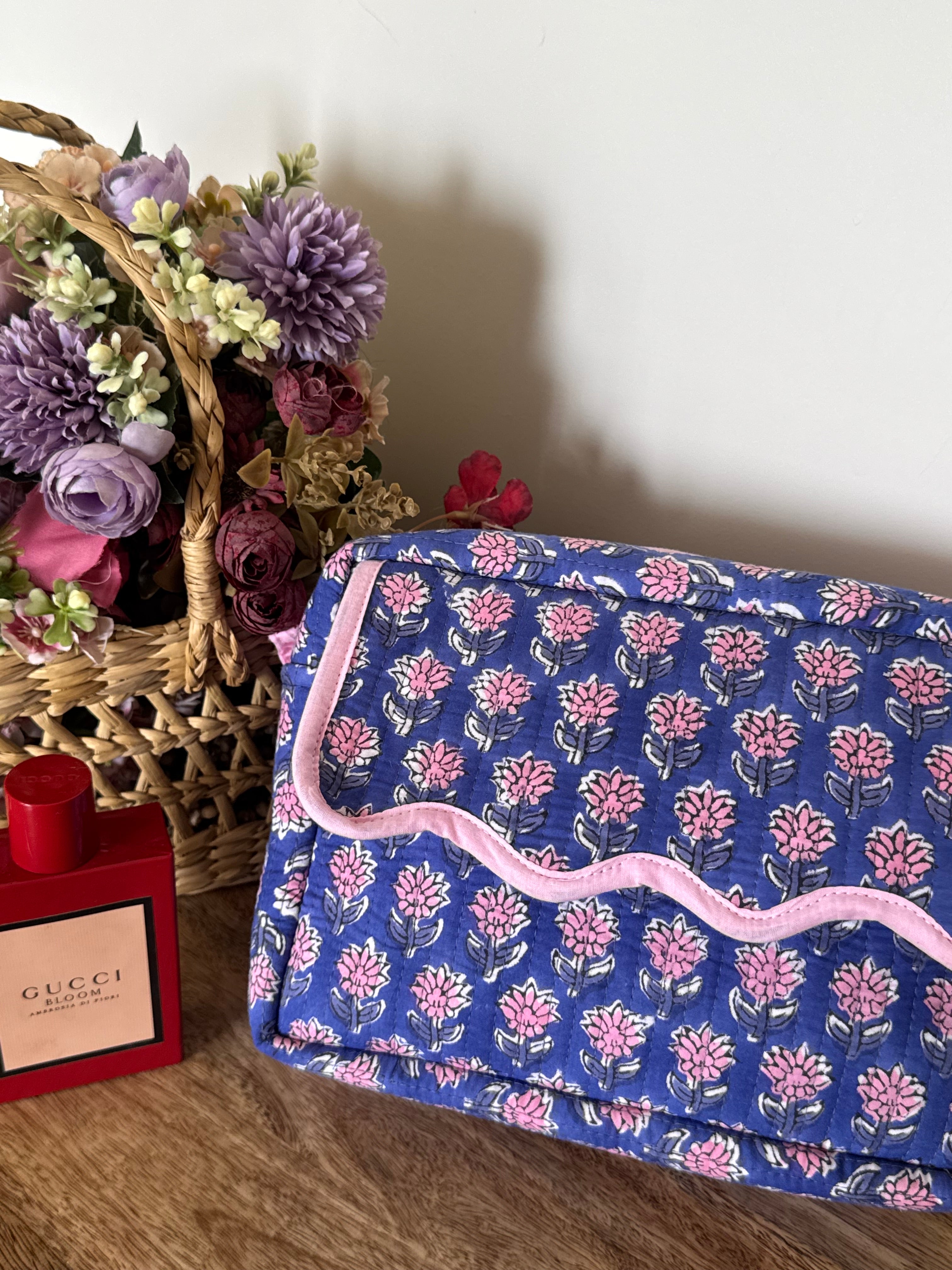 SCALLOP TOILETRY BAG
