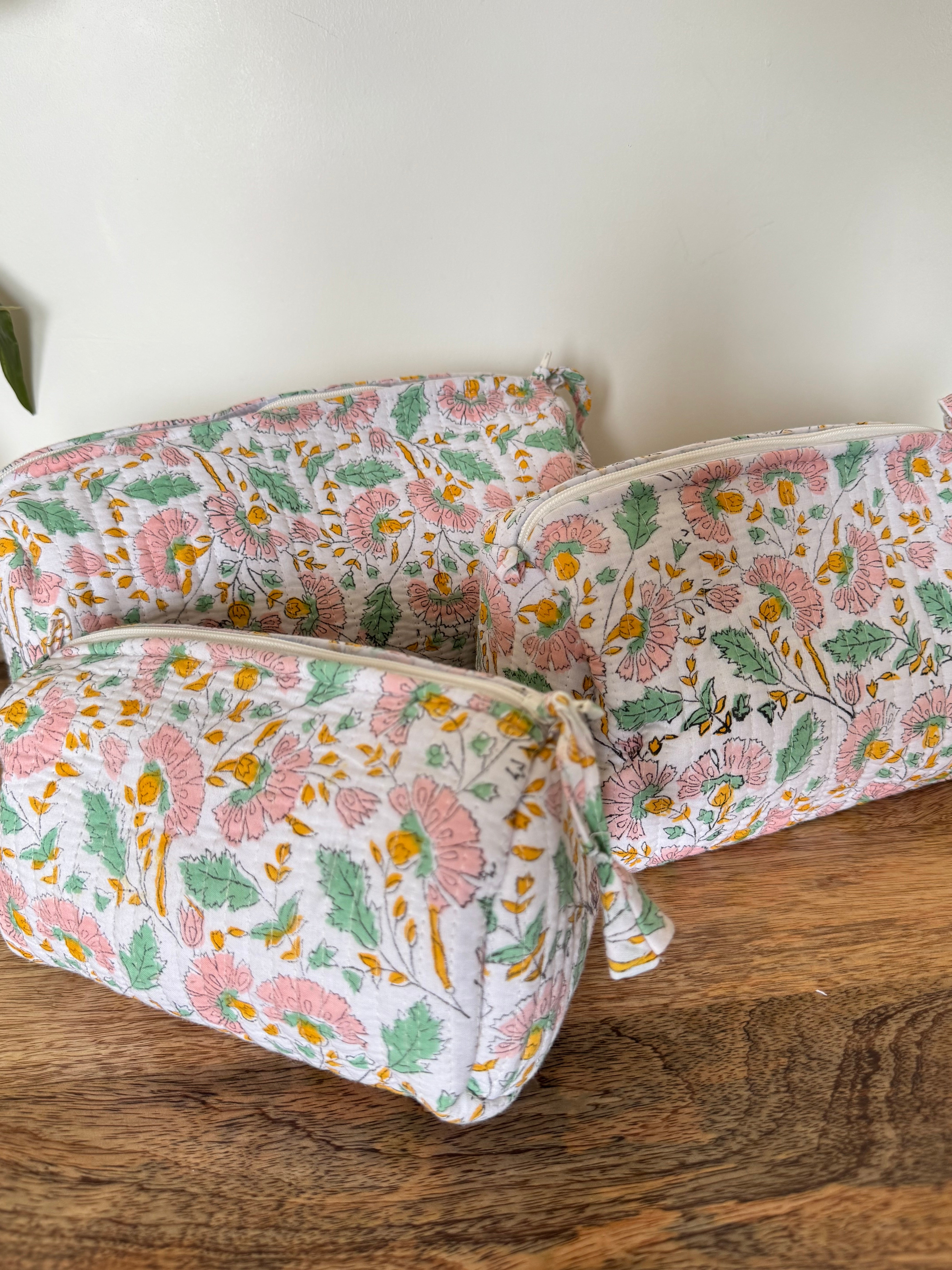 SET OF THREE MULTI PURPOSE TOILETRY BAGS