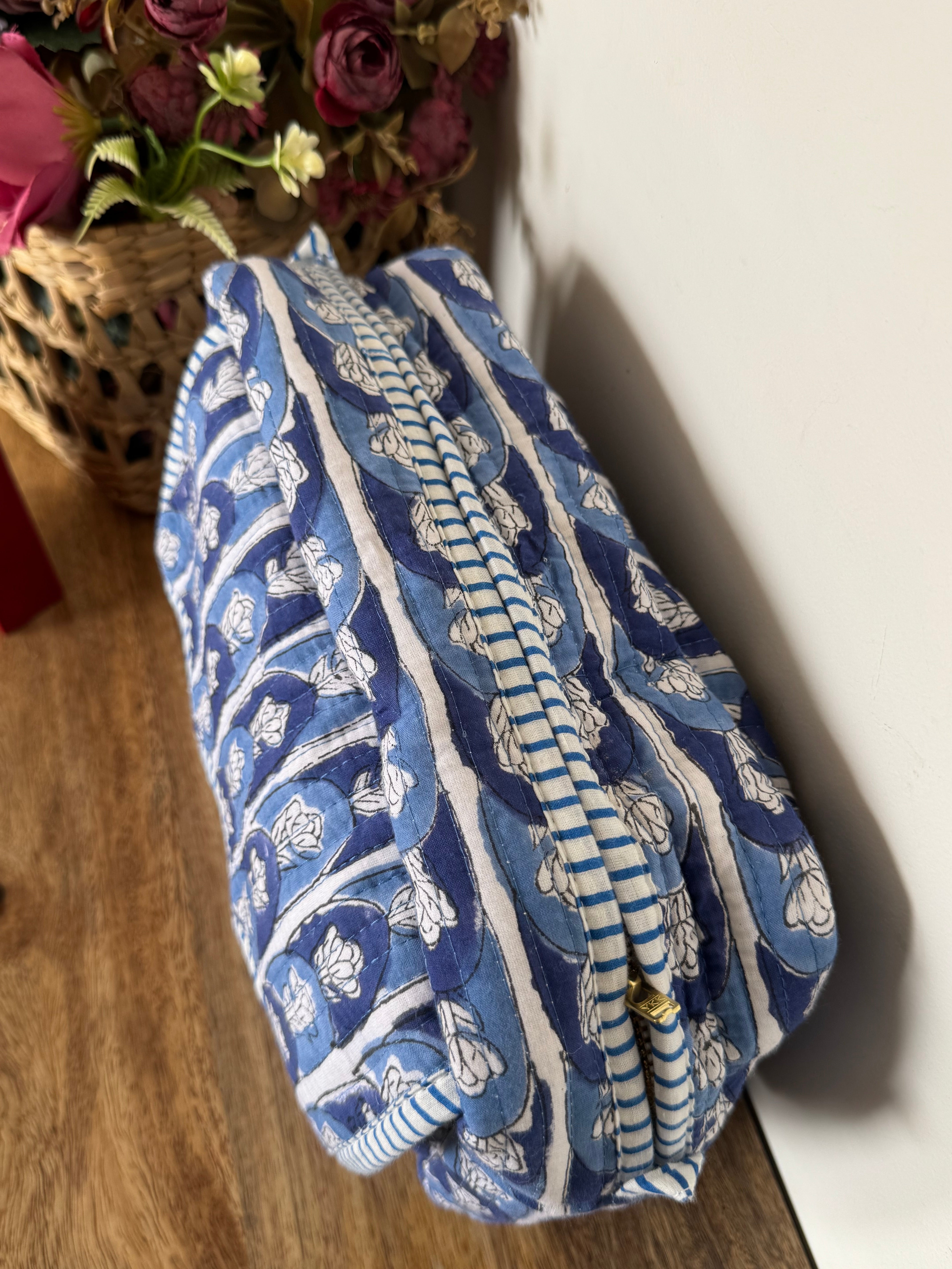 SCALLOP TOILETRY BAG