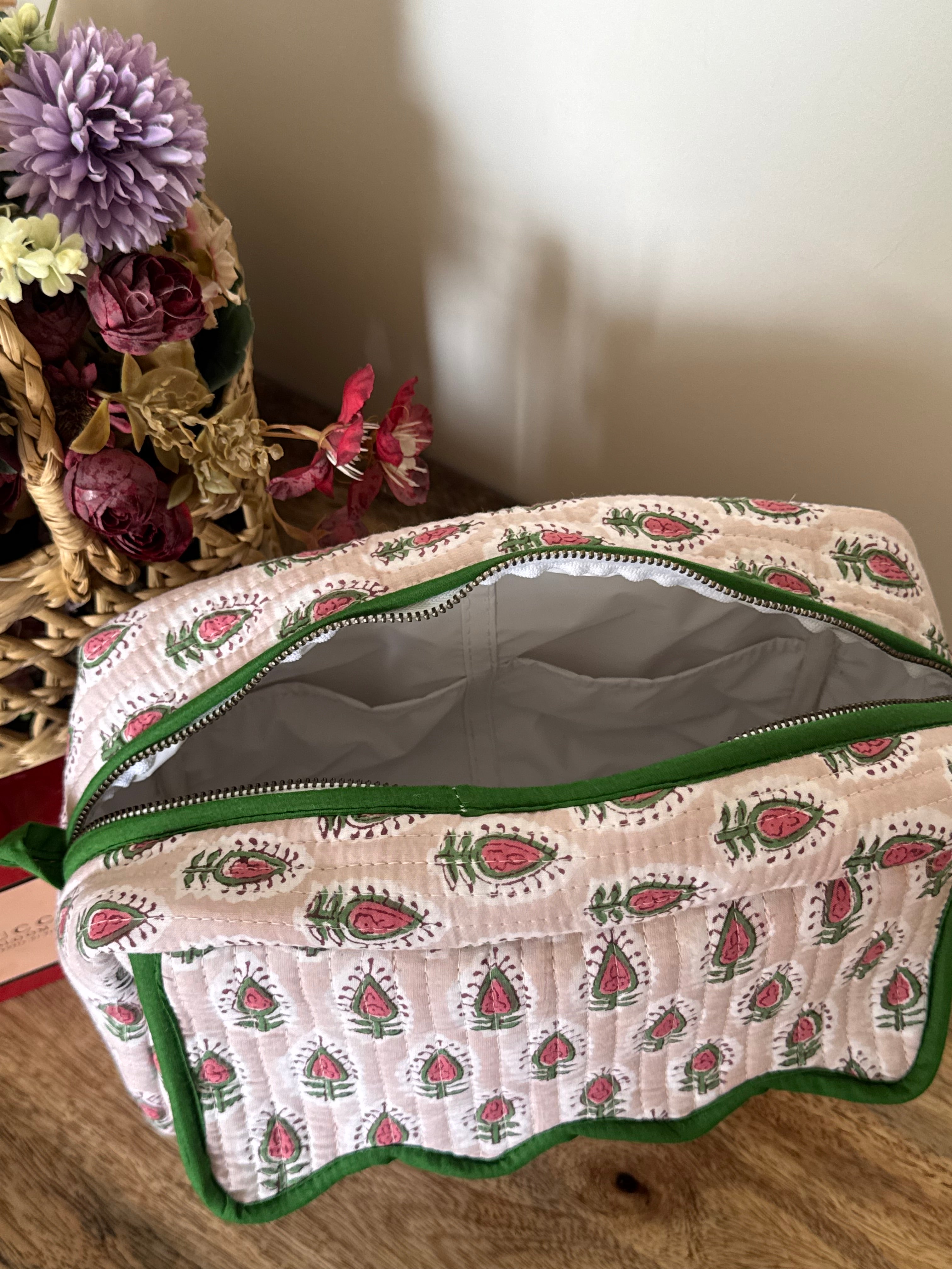 SCALLOP TOILETRY BAG