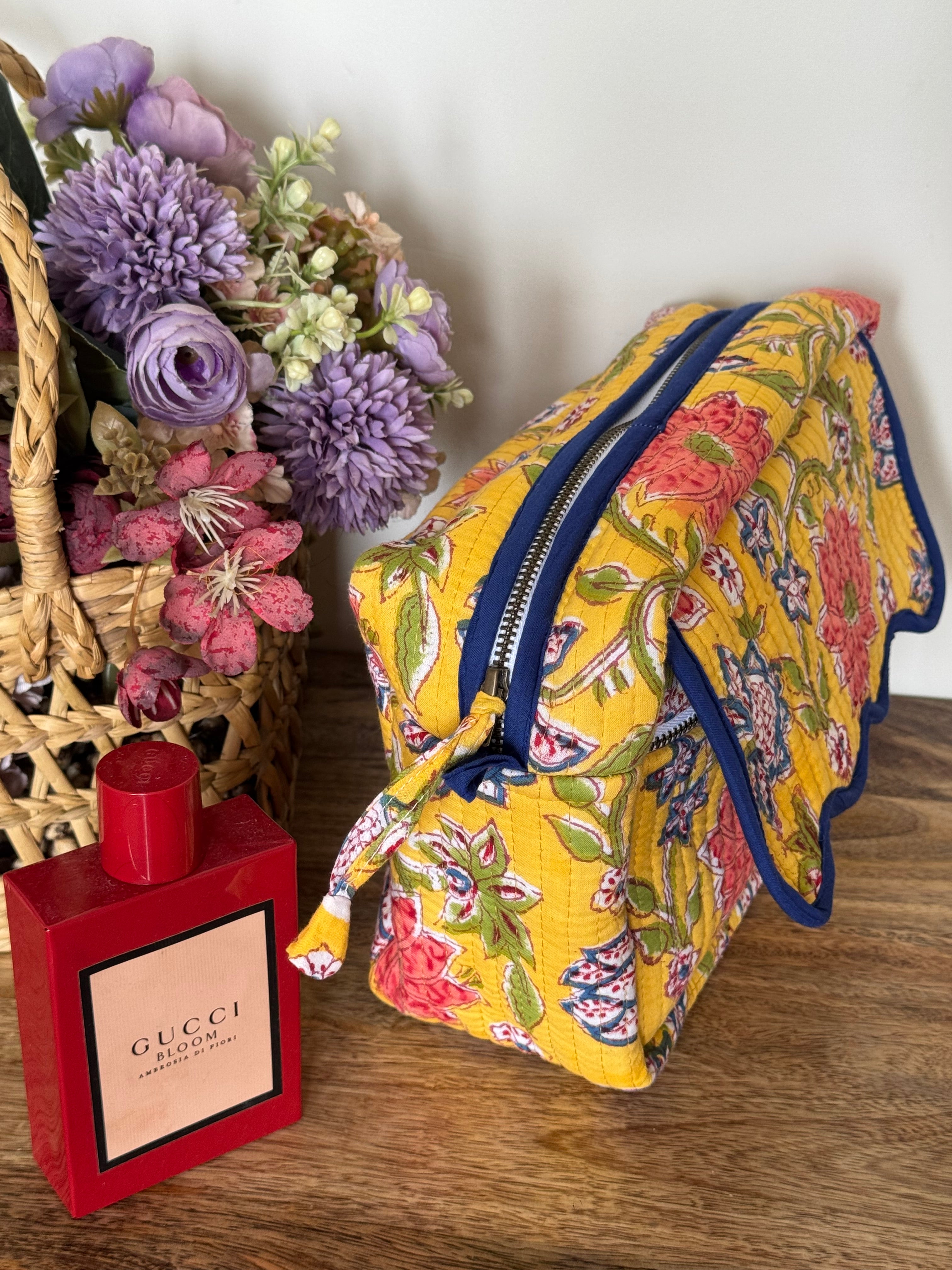SCALLOP TOILETRY BAG